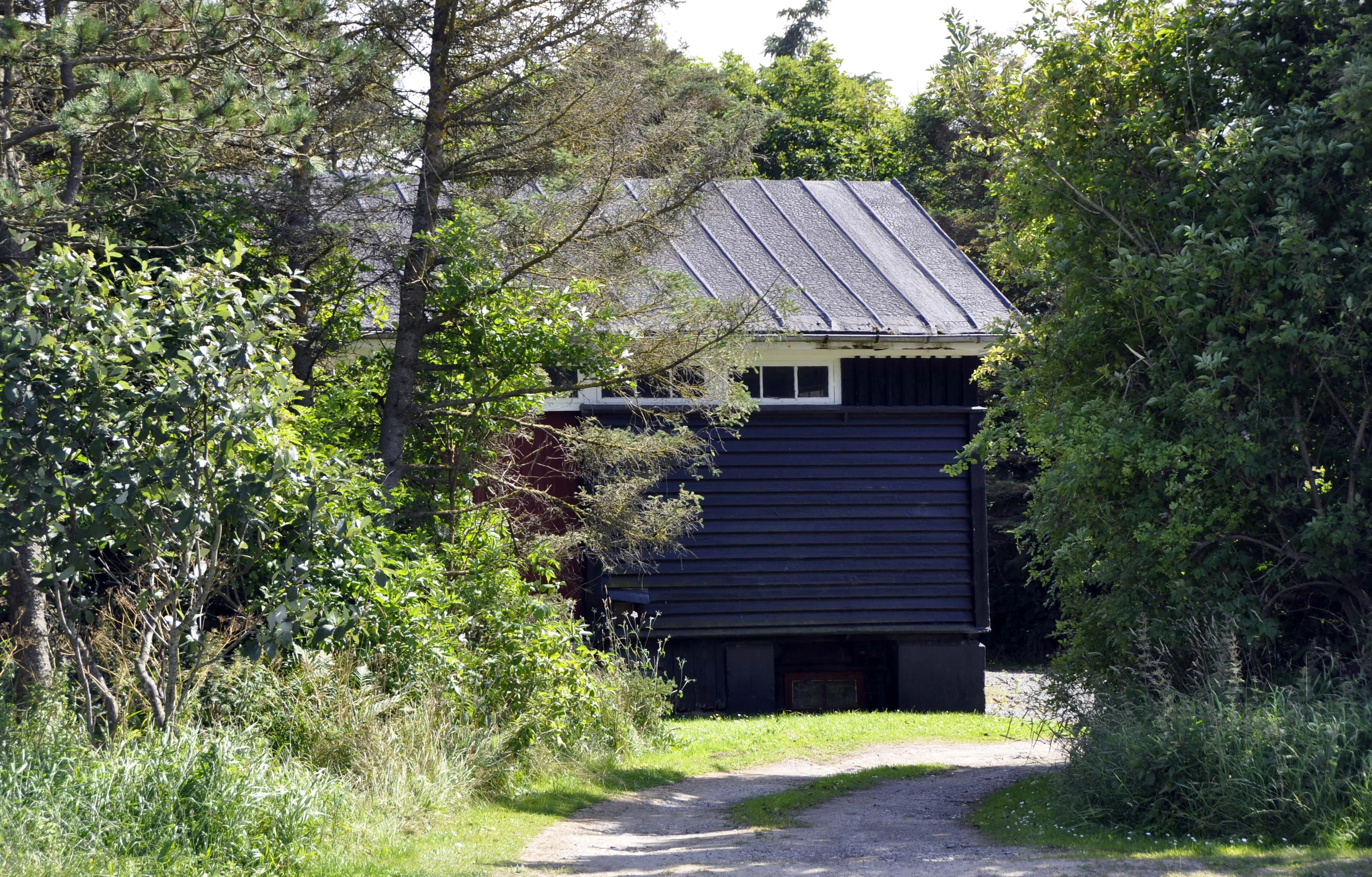 Billede af det gamle varehus, som stadig er bevaret ved Lønstrup Station. Billede af det gamle varehus, som stadig er bevaret ved Lønstrup Station.