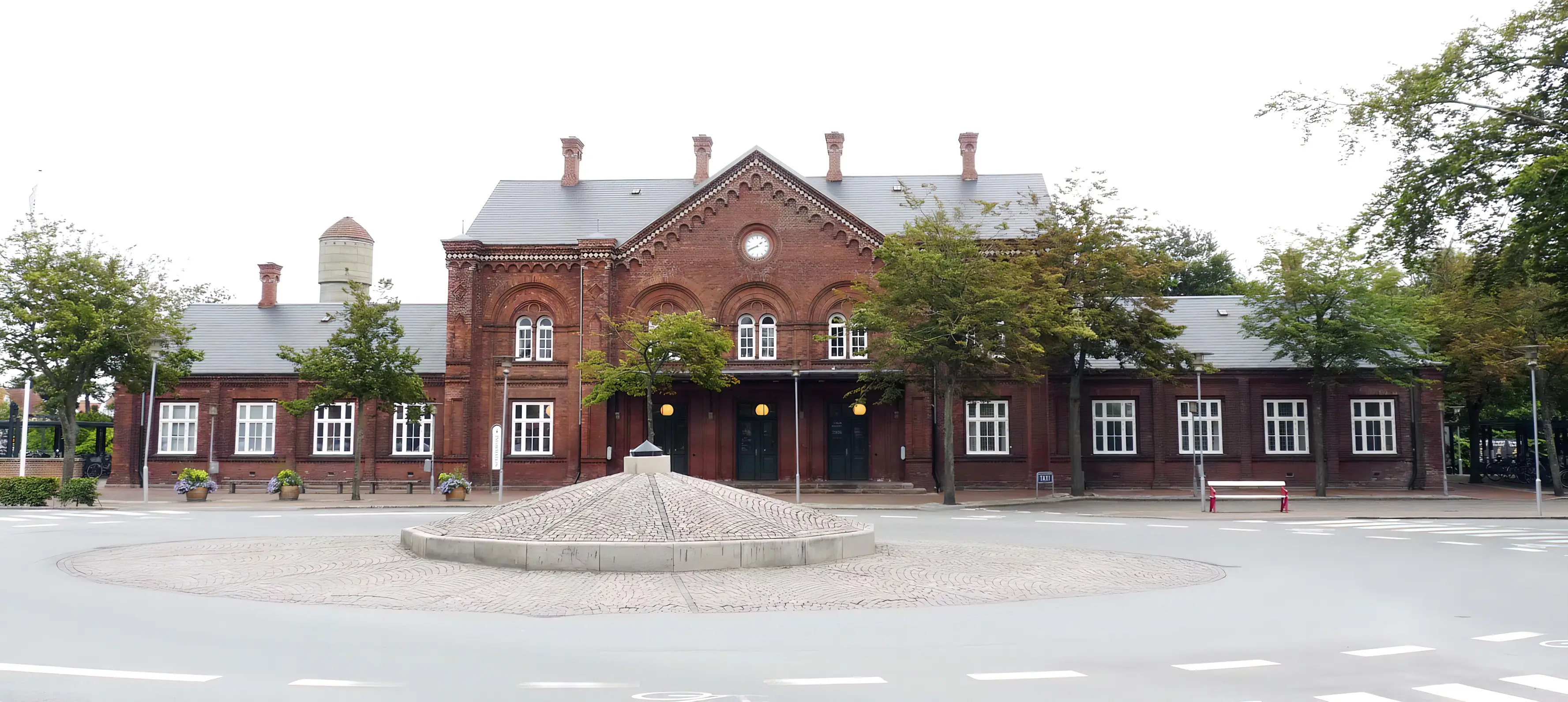 Billede af Ribe Station fotograferet fra vejsiden.