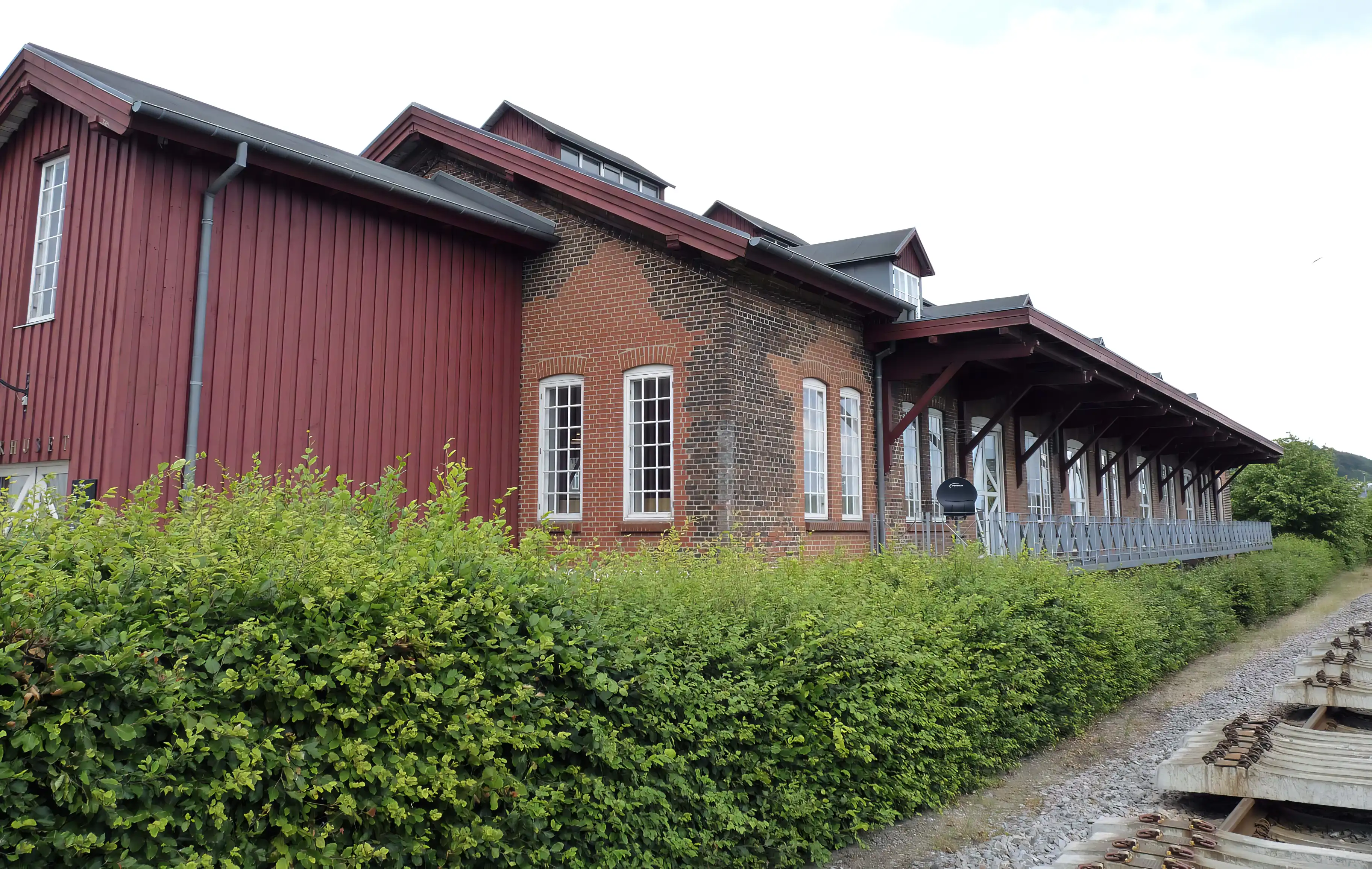 Billede af Østbanetorvet Station - tidligere Århus Øst Station. Her er det gamle pakhus fotograferet fra sporsiden. Billede af Østbanetorvet Station - tidligere Århus Øst Station. Her er det gamle pakhus fotograferet fra sporsiden.