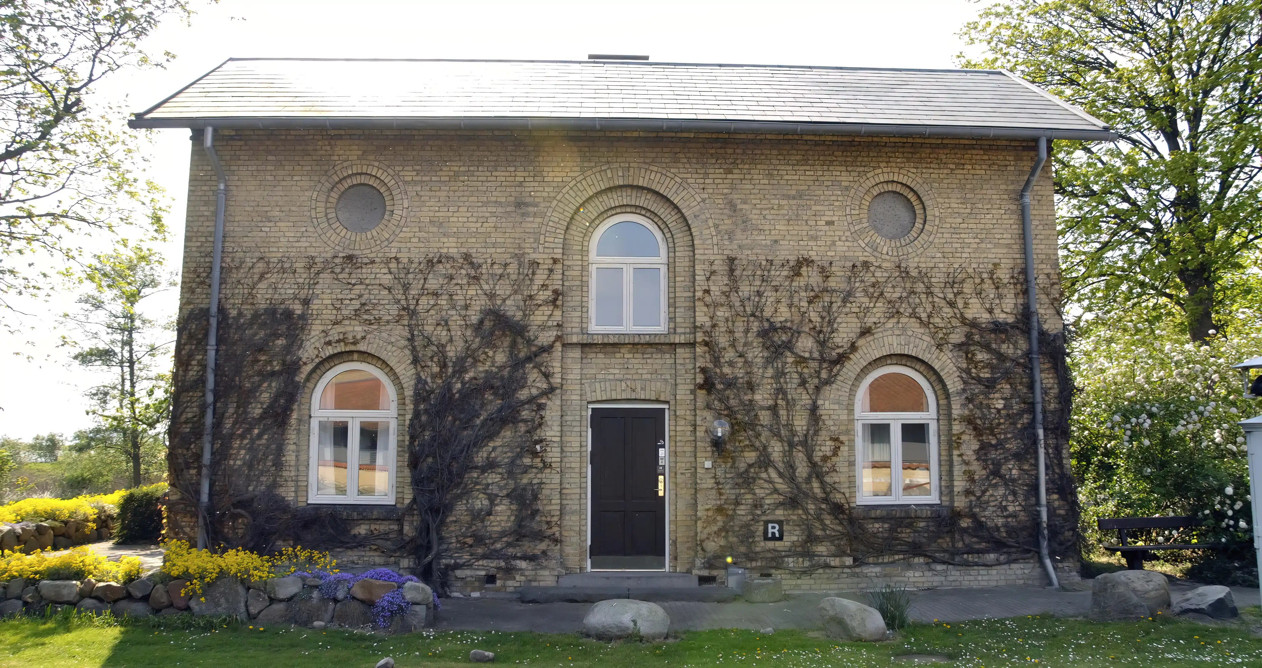Billede af den gamle remise ved Knudshoved Station. Billede af den gamle remise ved Knudshoved Station.