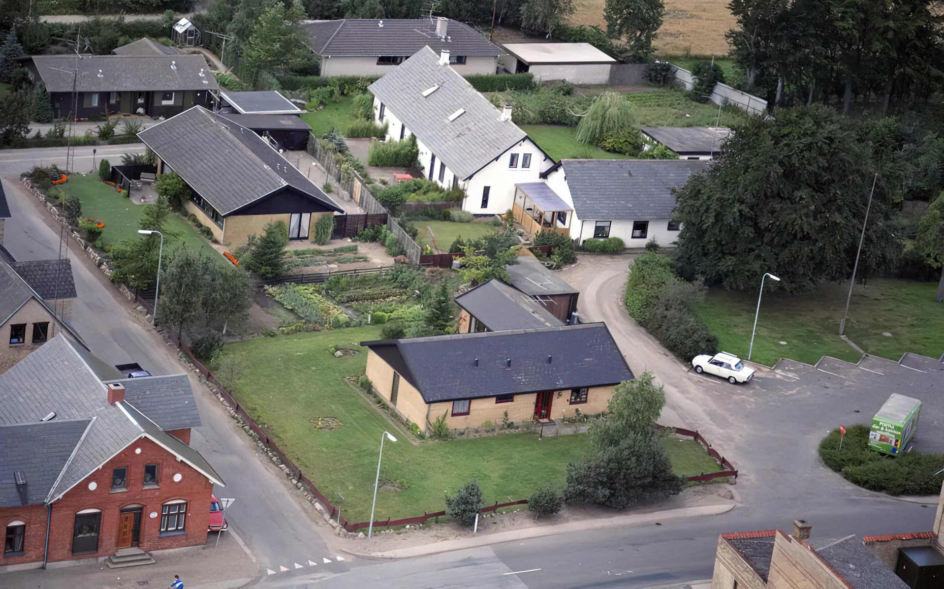 Billede af Kappendrup Station, som er den store hvide vinkelbygning på billedet. Billede af Kappendrup Station, som er den store hvide vinkelbygning på billedet.