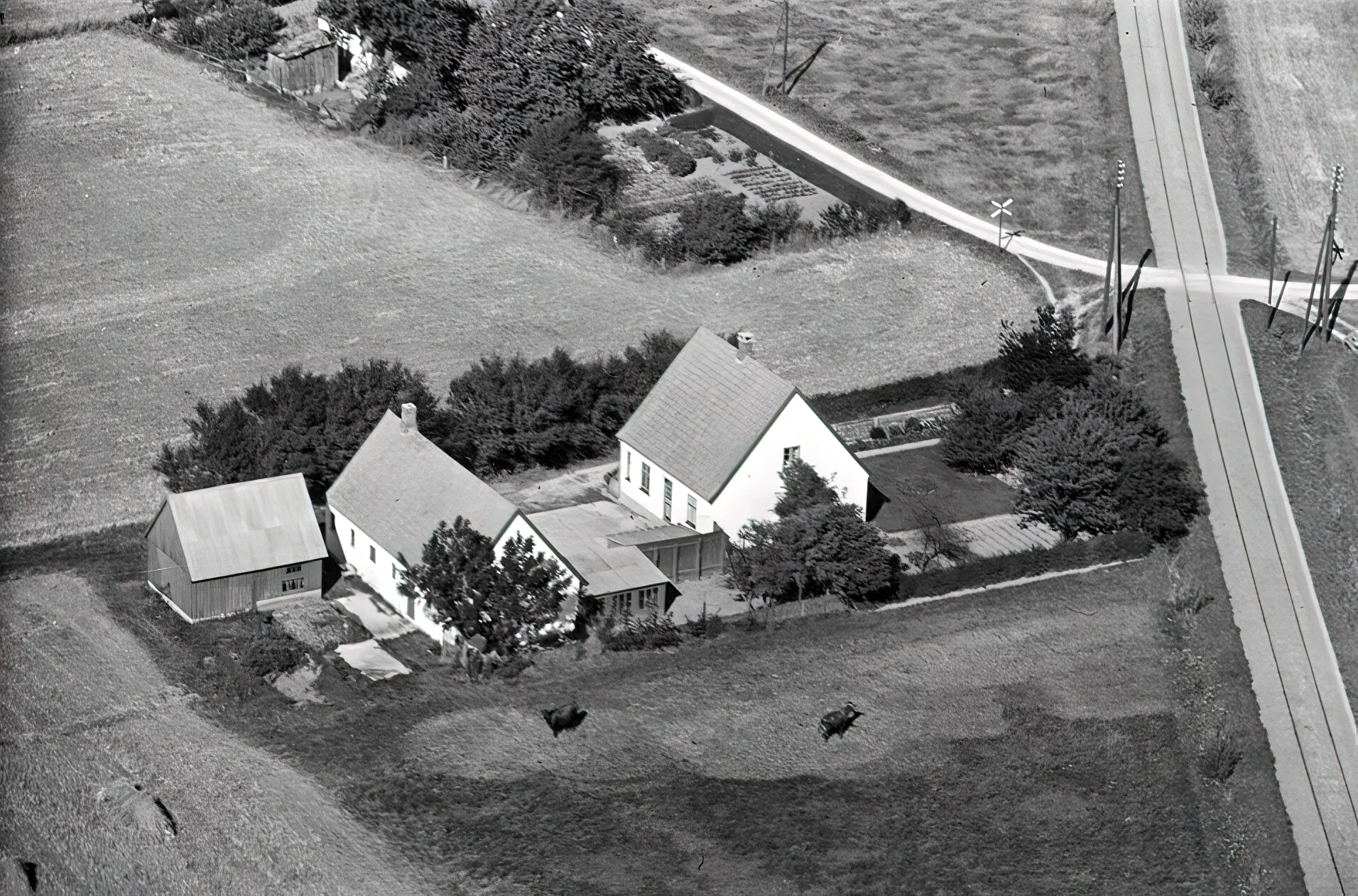 Billede af Græsmarksvej Trinbræt med Sidespor, som kun var der fra 1929-1940 - og på dette billede fra 1949, er alle rester fjernet. Billede af Græsmarksvej Trinbræt med Sidespor, som kun var der fra 1929-1940 - og på dette billede fra 1949, er alle rester fjernet.
