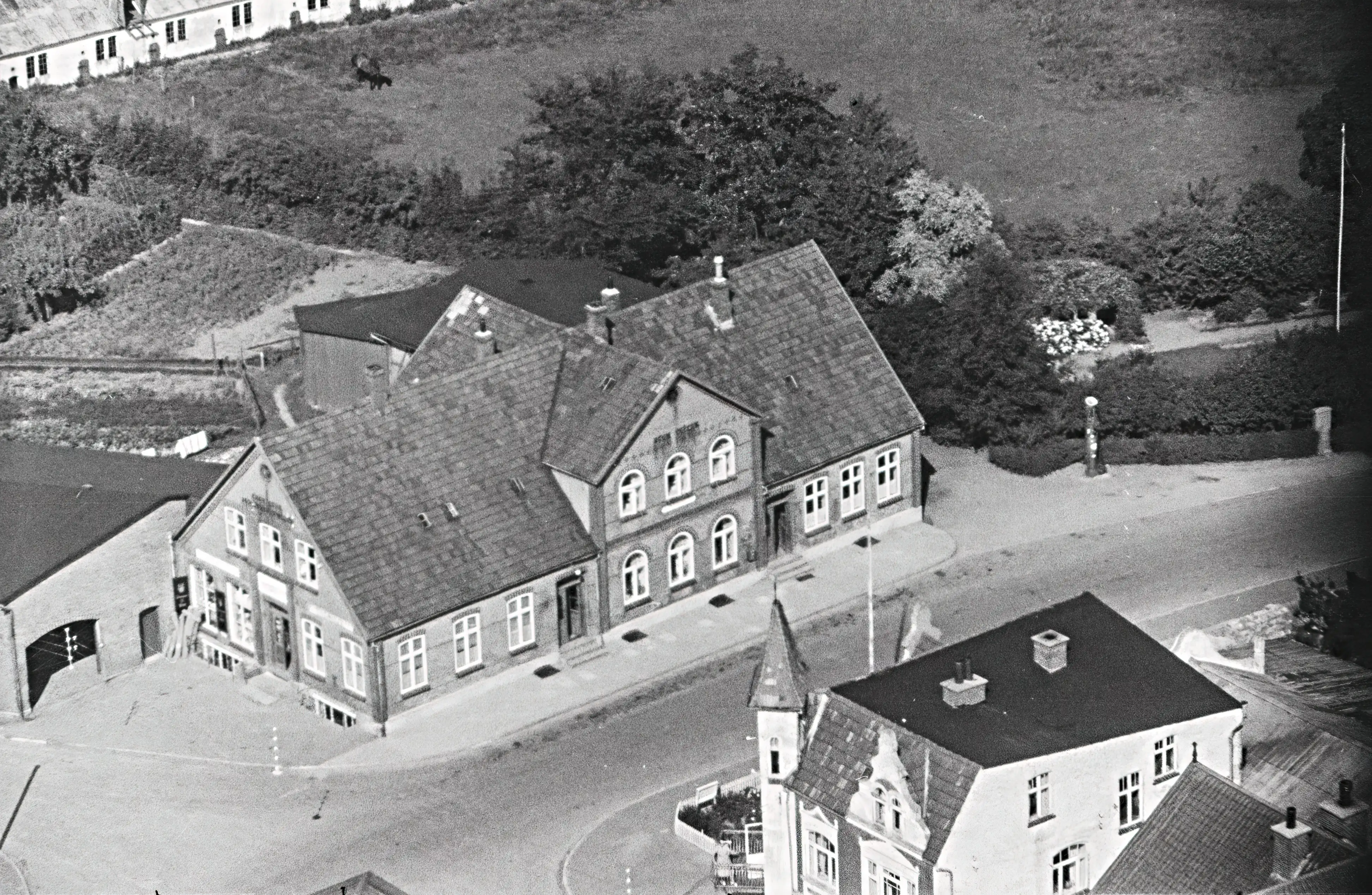 Billede af Varnæs Stationskro i dag er Rejsestalden/Gildesalen eneste tilbageblevne bygning. Billede af Varnæs Stationskro i dag er Rejsestalden/Gildesalen eneste tilbageblevne bygning.