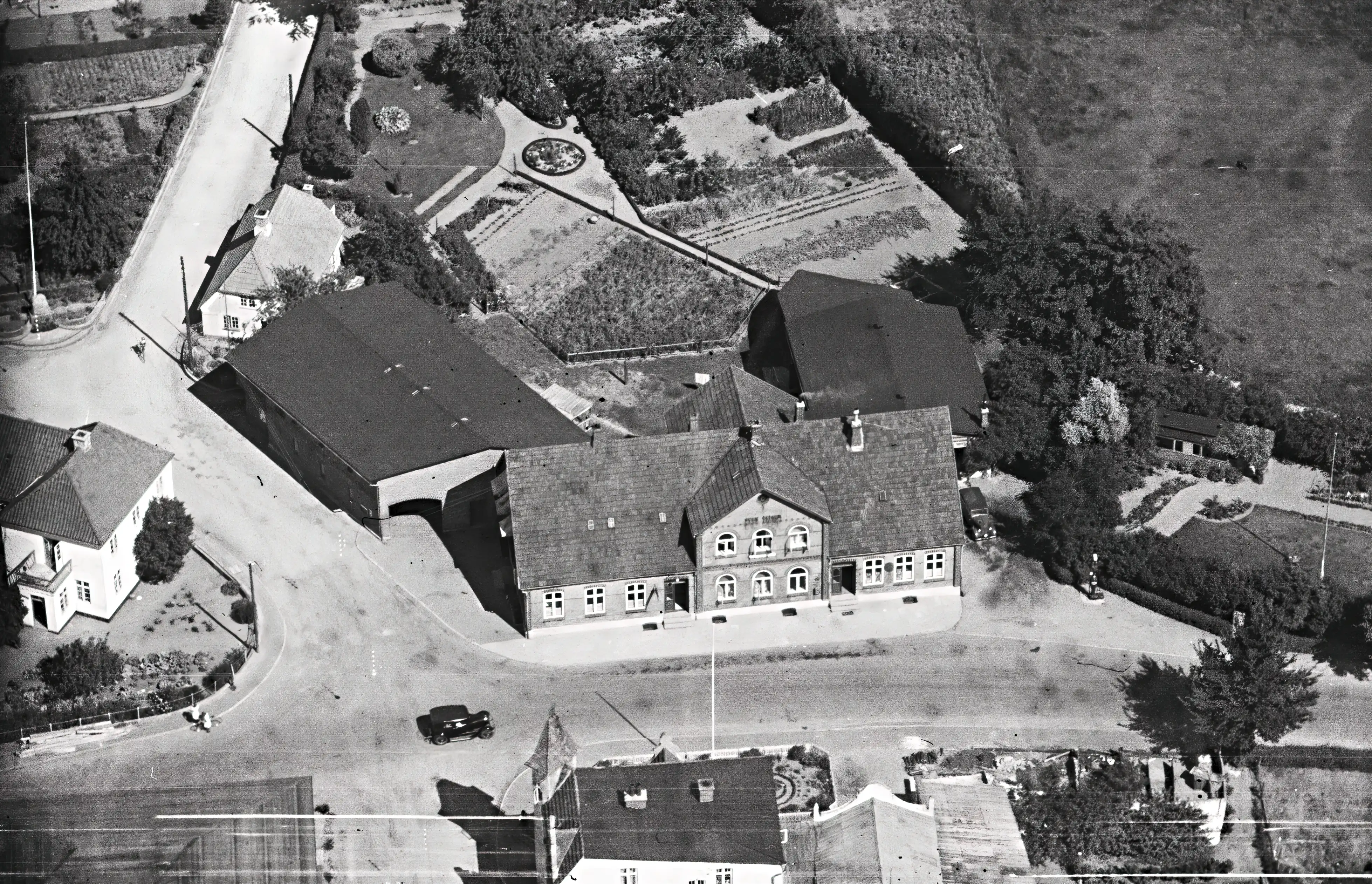 Billede af Varnæs Stationskro - i dag er Rejsestalden/Gildesalen eneste tilbageblevne bygning. Billede af Varnæs Stationskro - i dag er Rejsestalden/Gildesalen eneste tilbageblevne bygning.