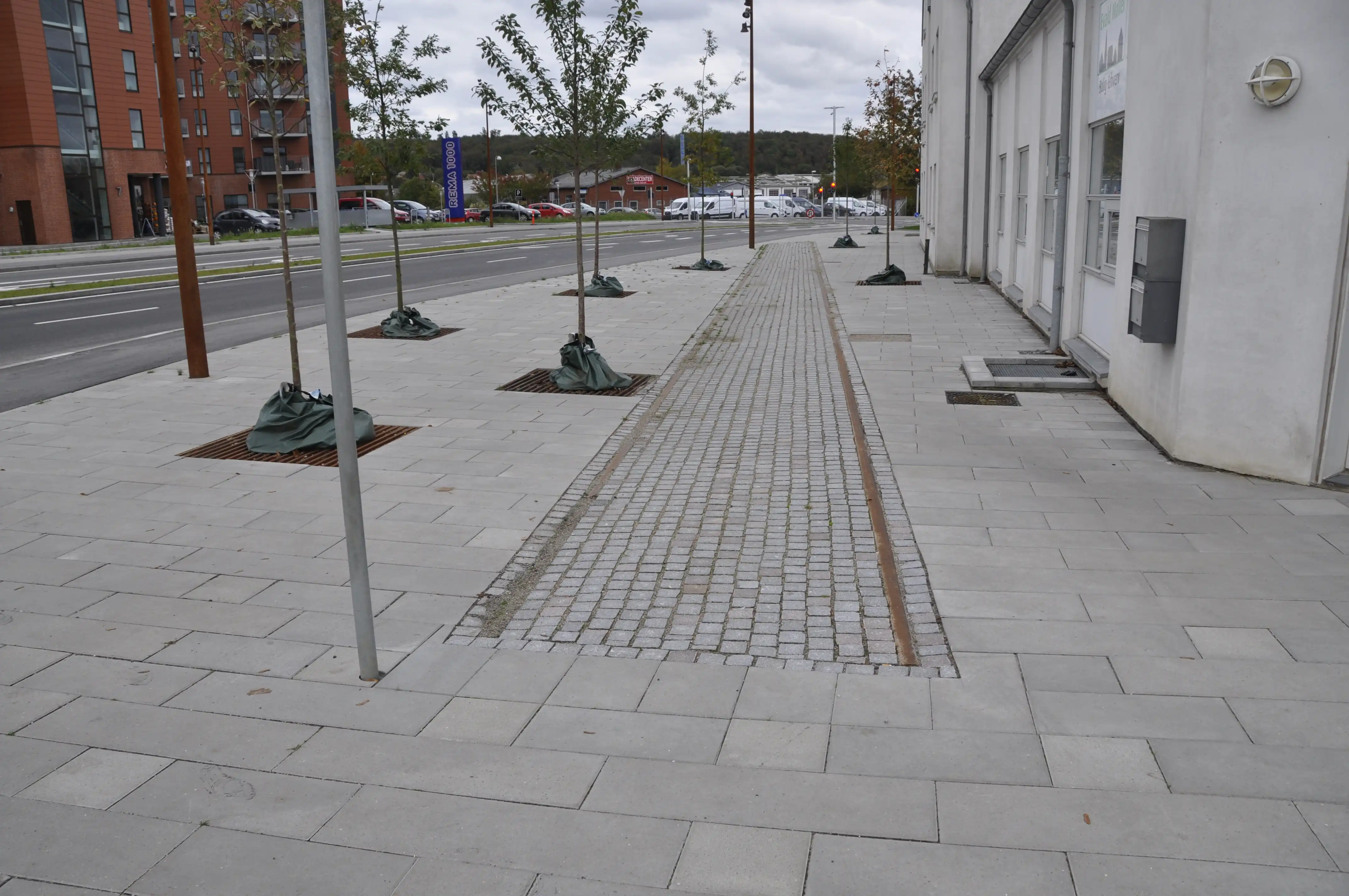 Ud for Aabenraa Station er der som en hyldest til den gamle havnebane lavet en skinne og brostens mosaik. Ud for Aabenraa Station er der som en hyldest til den gamle havnebane lavet en skinne og brostens mosaik.