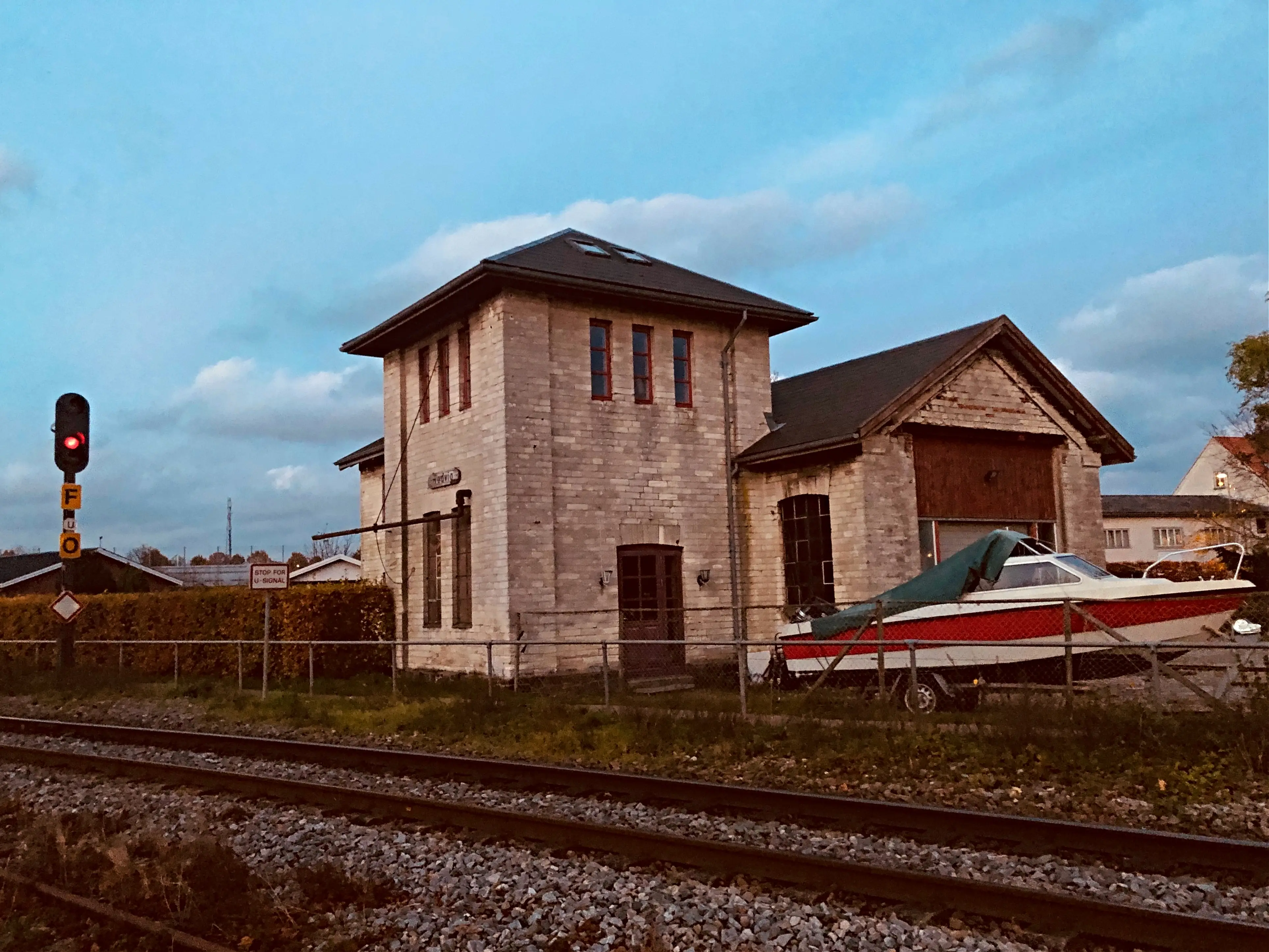 Billede af remisen ved Rødvig Station. Billede af remisen ved Rødvig Station.