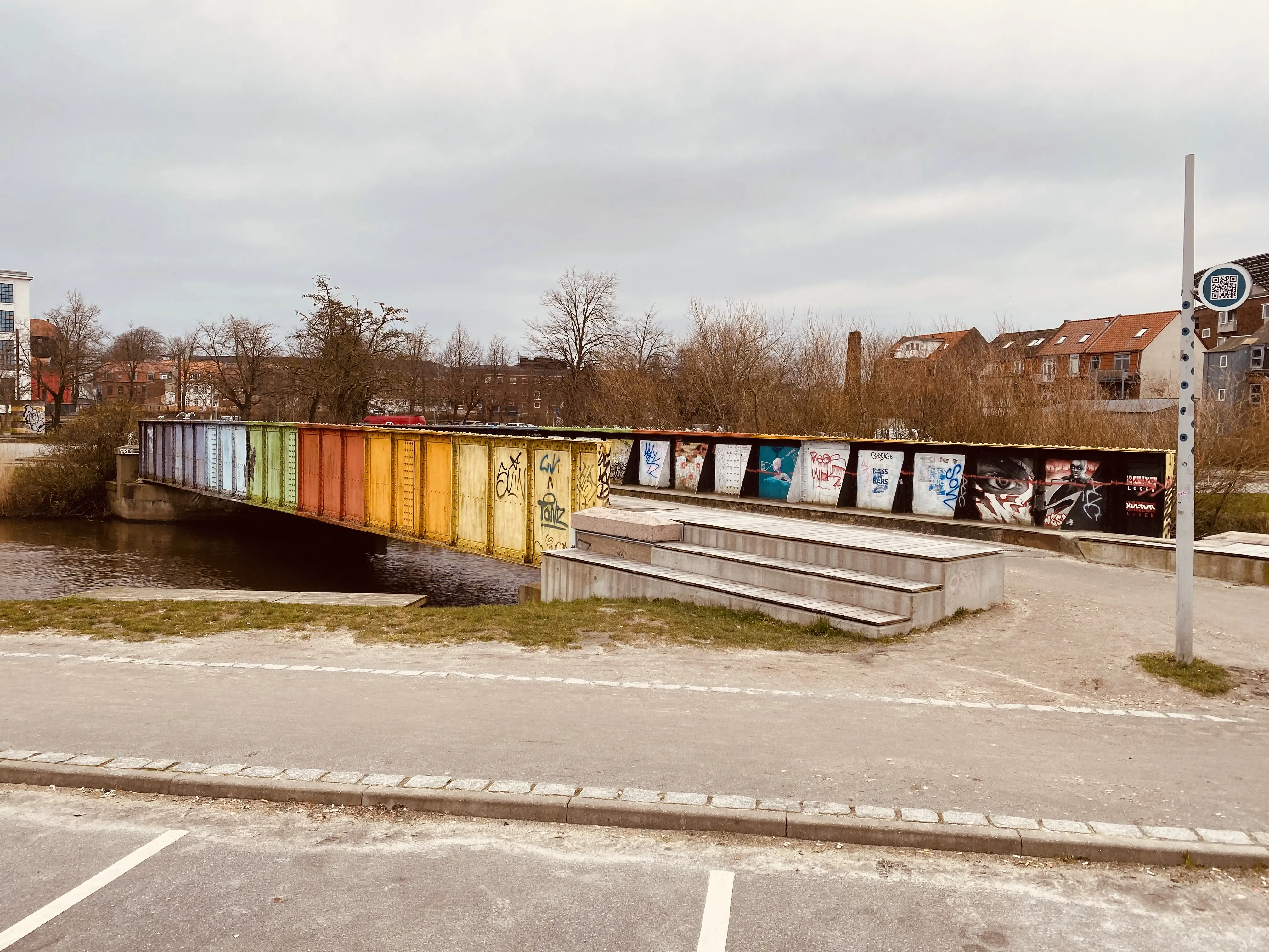 Billede af "Den skæve bro" ved Kolding Sydbanegård. Broen forbandt Kolding Sydbaner med Statsbanegården. Billede af "Den skæve bro" ved Kolding Sydbanegård. Broen forbandt Kolding Sydbaner med Statsbanegården.