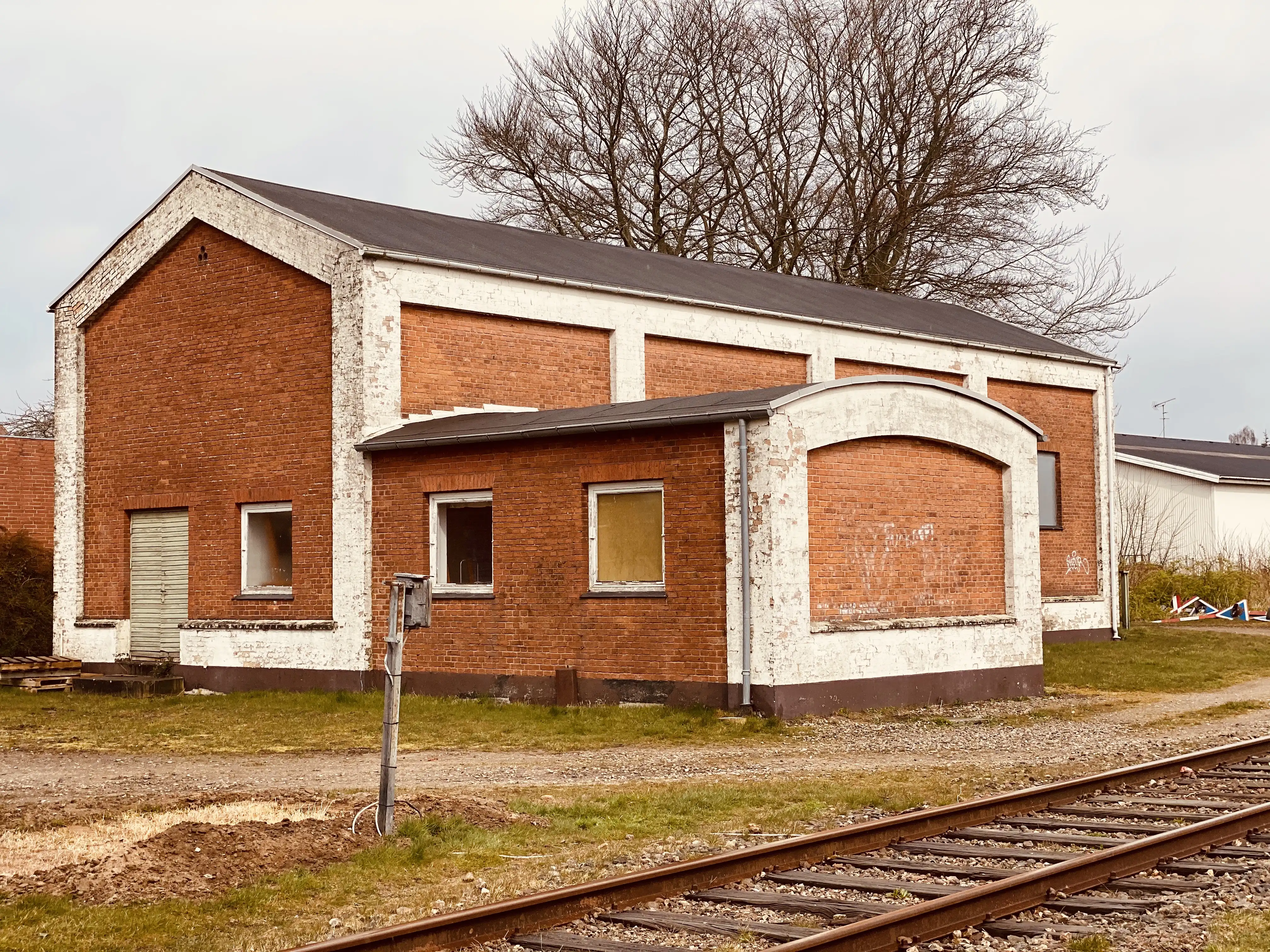 Billede af Haderslev Vestbanegård, som blev nedrevet 1985 (Stationsbygningen), men motorremisen fra 1951 eksistere stadig i 2020. Billede af Haderslev Vestbanegård, som blev nedrevet 1985 (Stationsbygningen), men motorremisen fra 1951 eksistere stadig i 2020.
