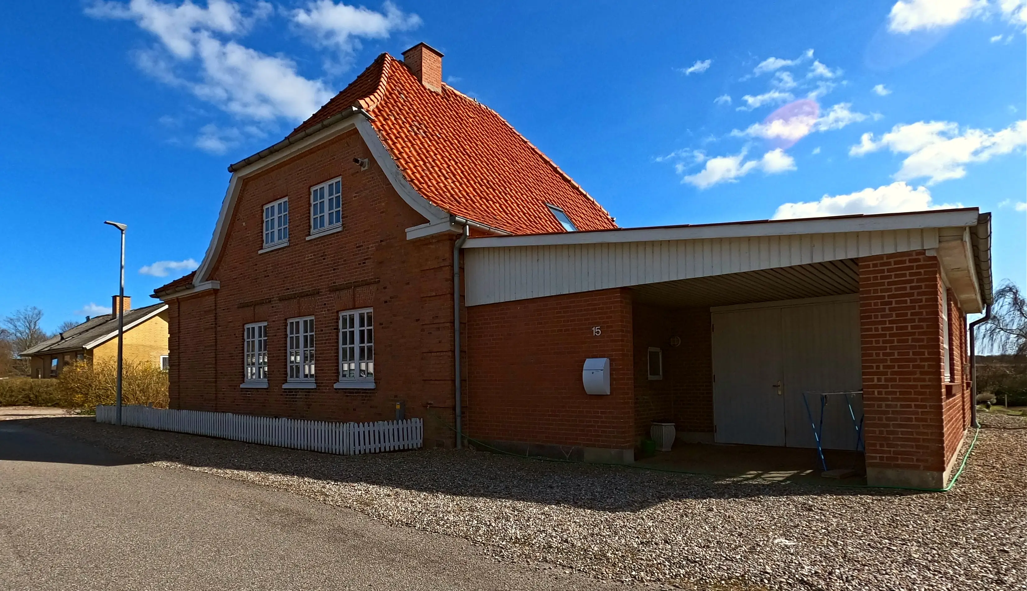 Billede af Ødis Station set fra vejsiden. Billede af Ødis Station set fra vejsiden.