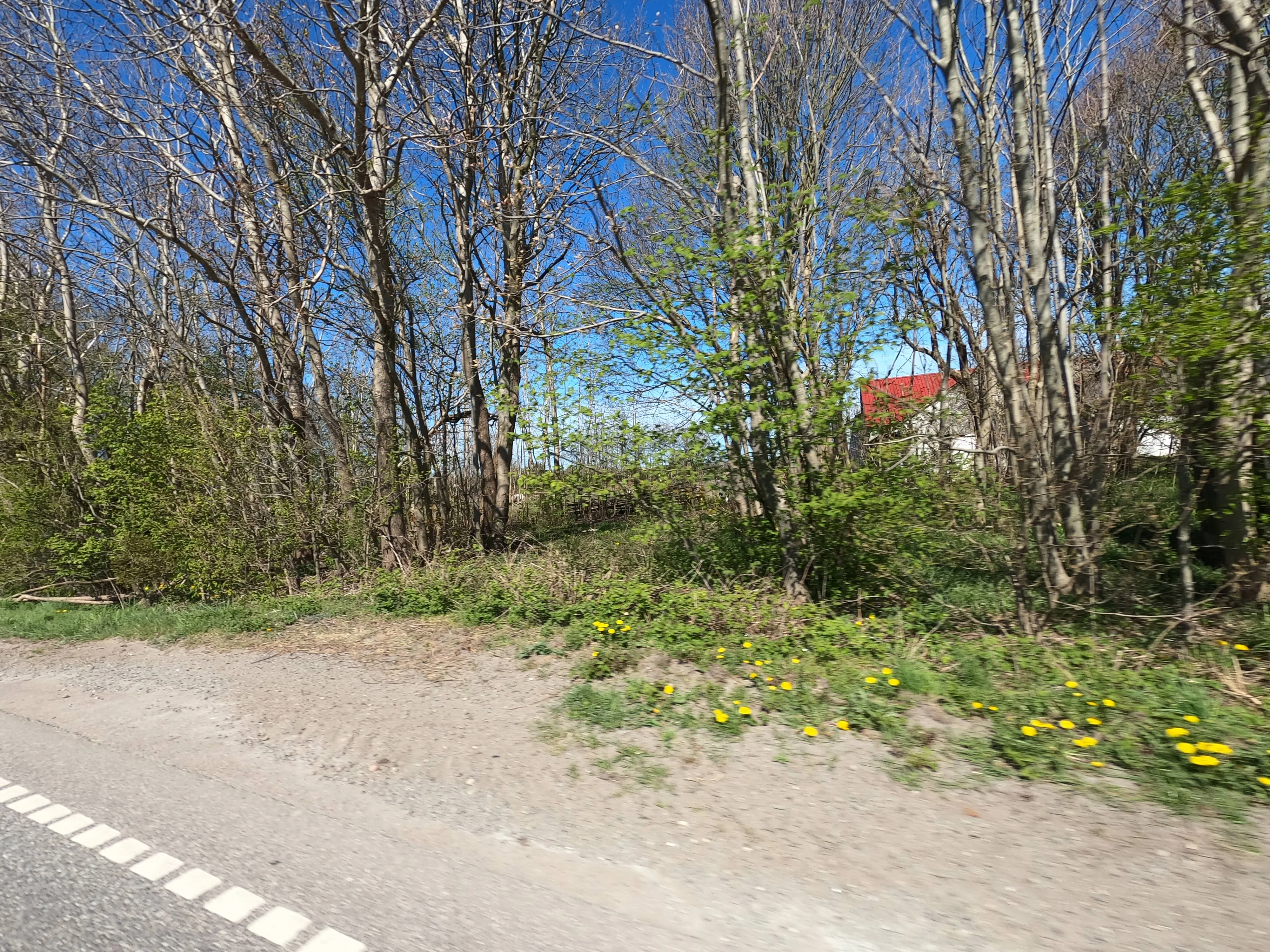 Billede af det nedlagte Lønholm Trinbræt, som var for enden af haven på gården Lønholm, hvor en af værelserne blev indrettet til ventesal. Billede af det nedlagte Lønholm Trinbræt, som var for enden af haven på gården Lønholm, hvor en af værelserne blev indrettet til ventesal.