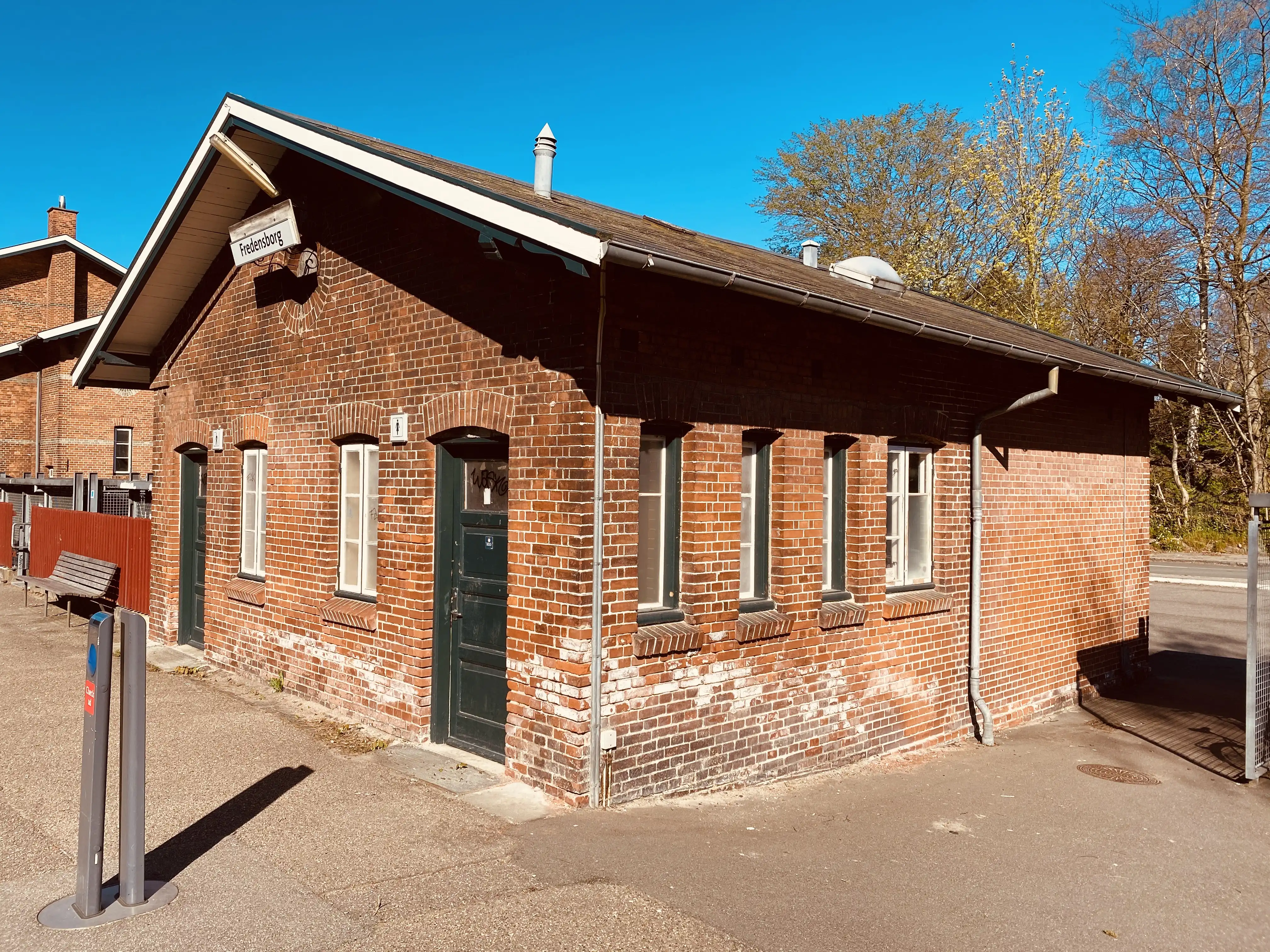 Billede af Fredensborg Stations retirade.