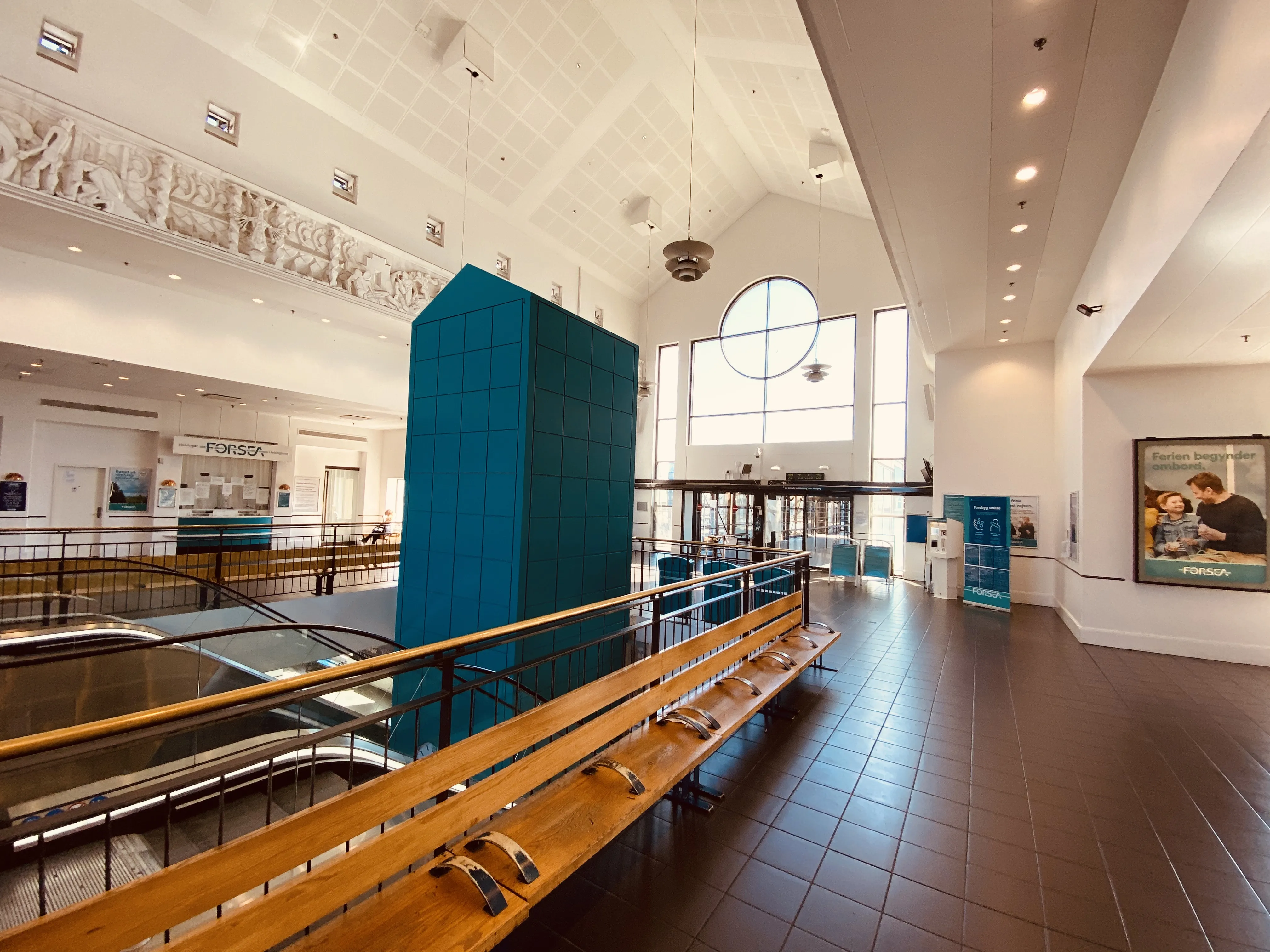 Billede af den nuværende færgeterminal, som er opført i 1991 på Helsingør Banegård og er udsmykket af kunstneren Bjørn Nørgaard. Billede af den nuværende færgeterminal, som er opført i 1991 på Helsingør Banegård og er udsmykket af kunstneren Bjørn Nørgaard.