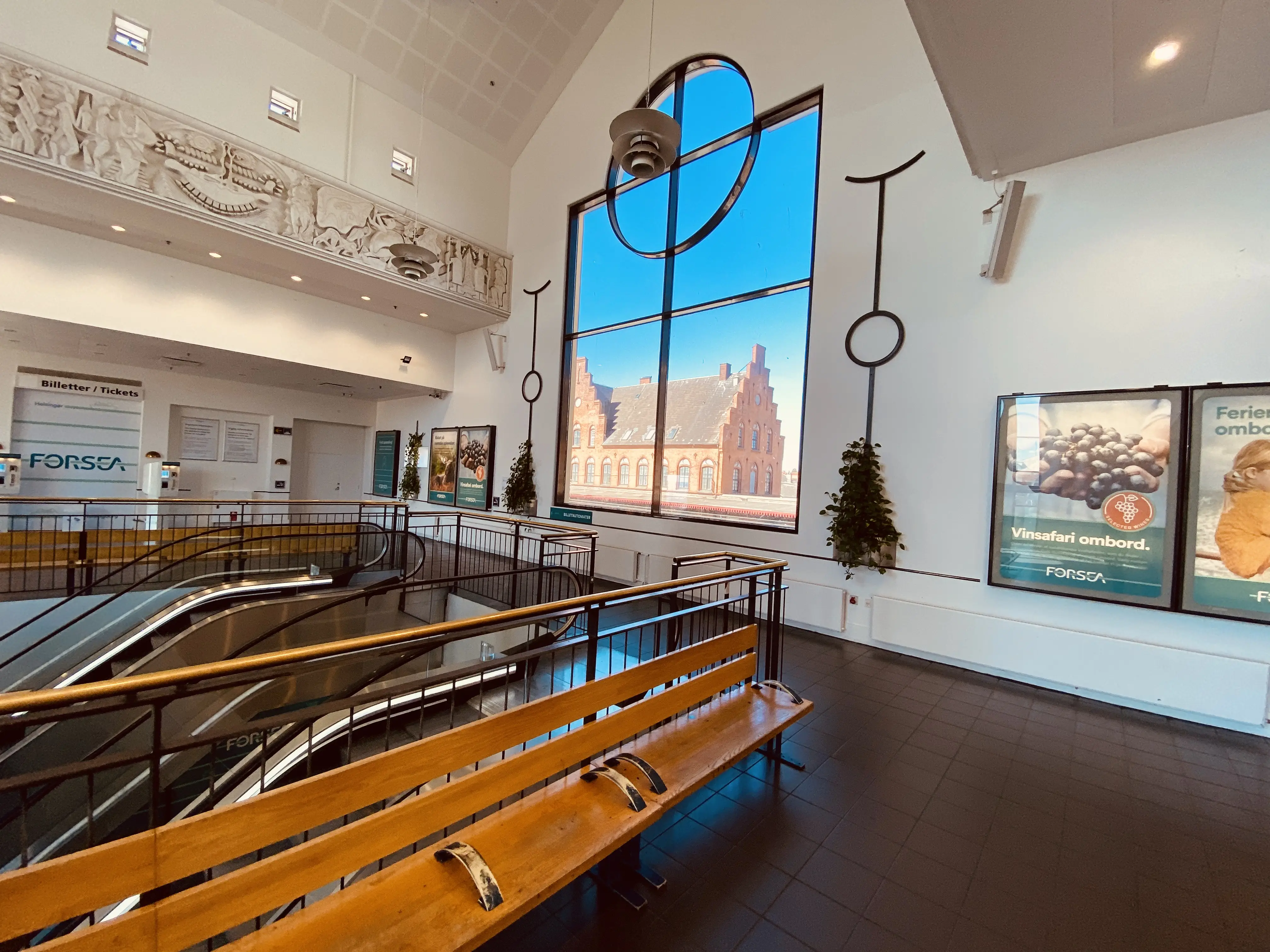 Billede af den nuværende færgeterminal, som er opført i 1991 på Helsingør Banegård og er udsmykket af kunstneren Bjørn Nørgaard. Billede af den nuværende færgeterminal, som er opført i 1991 på Helsingør Banegård og er udsmykket af kunstneren Bjørn Nørgaard.
