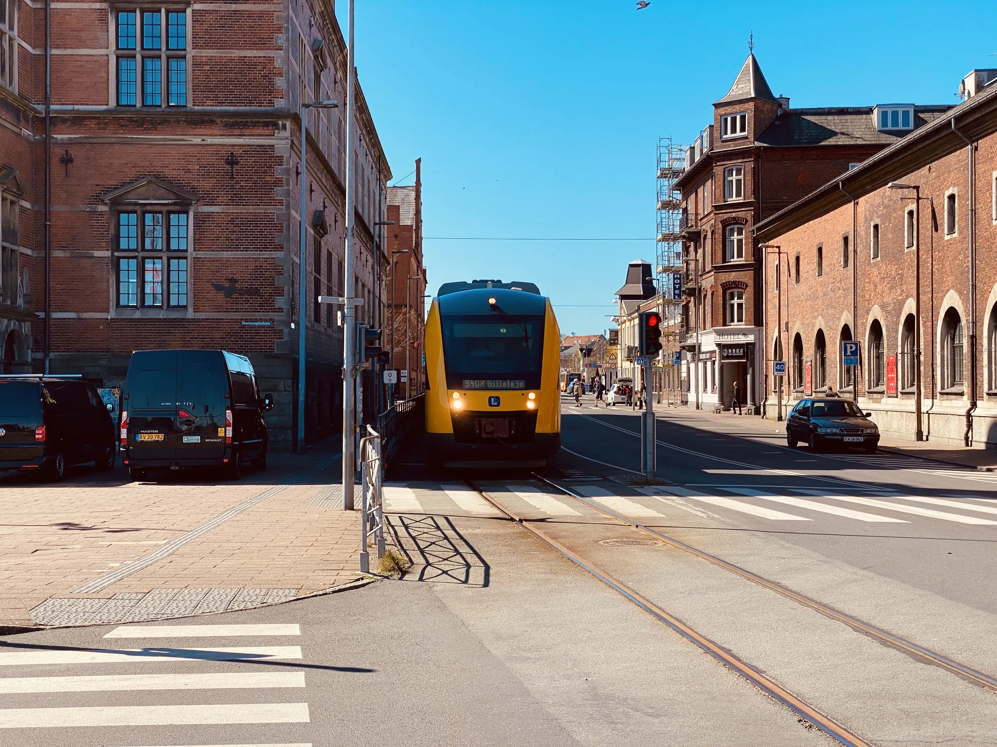 Billede af Helsingør-Hornbæk-Gilleleje toget på vej mod Gilleleje via havnebanen fra Helsingør Banegård. Billede af Helsingør-Hornbæk-Gilleleje toget på vej mod Gilleleje via havnebanen fra Helsingør Banegård.