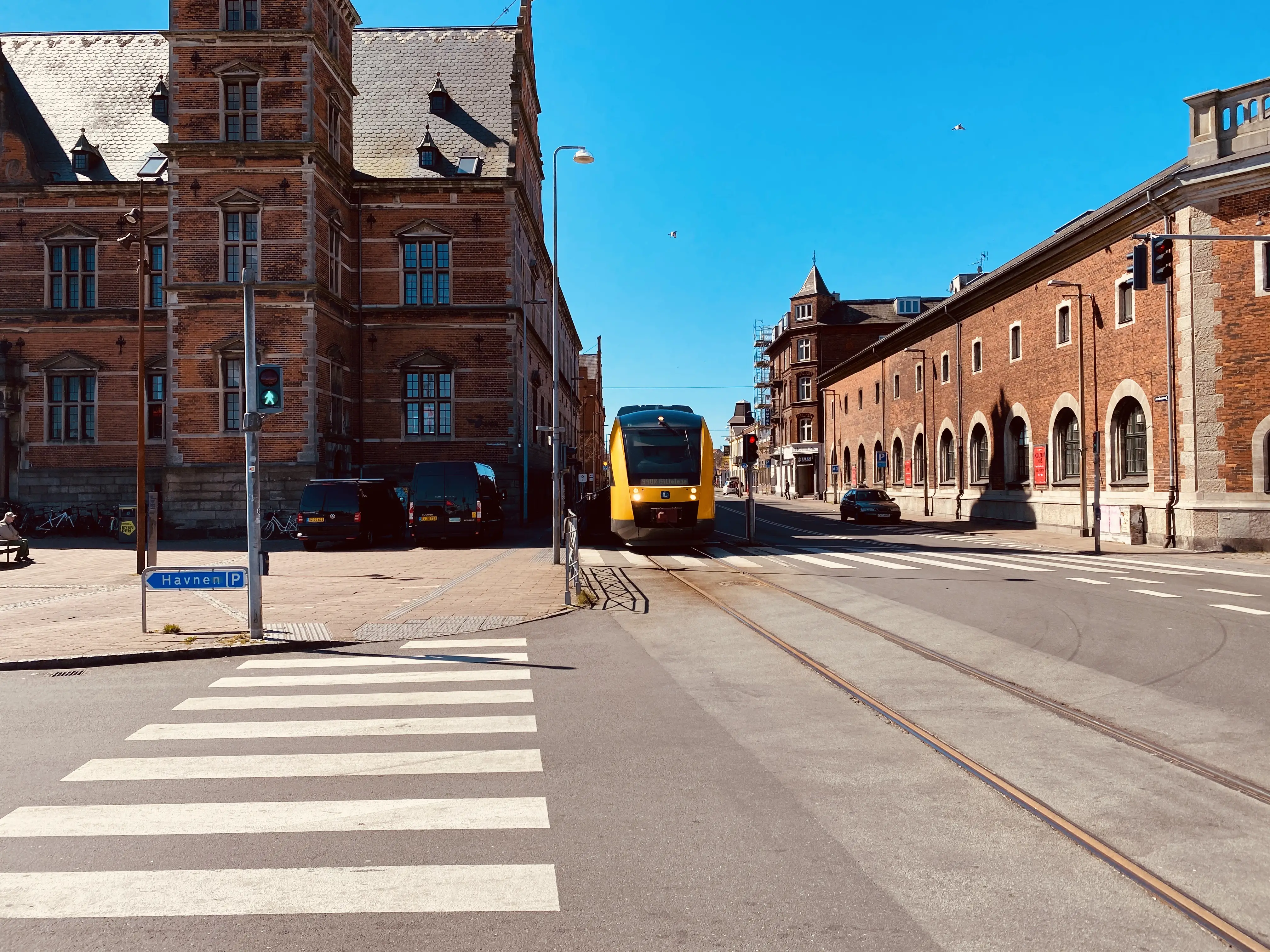 Billede af Helsingør-Hornbæk-Gilleleje toget på vej mod Gilleleje via havnebanen fra Helsingør Banegård. Billede af Helsingør-Hornbæk-Gilleleje toget på vej mod Gilleleje via havnebanen fra Helsingør Banegård.