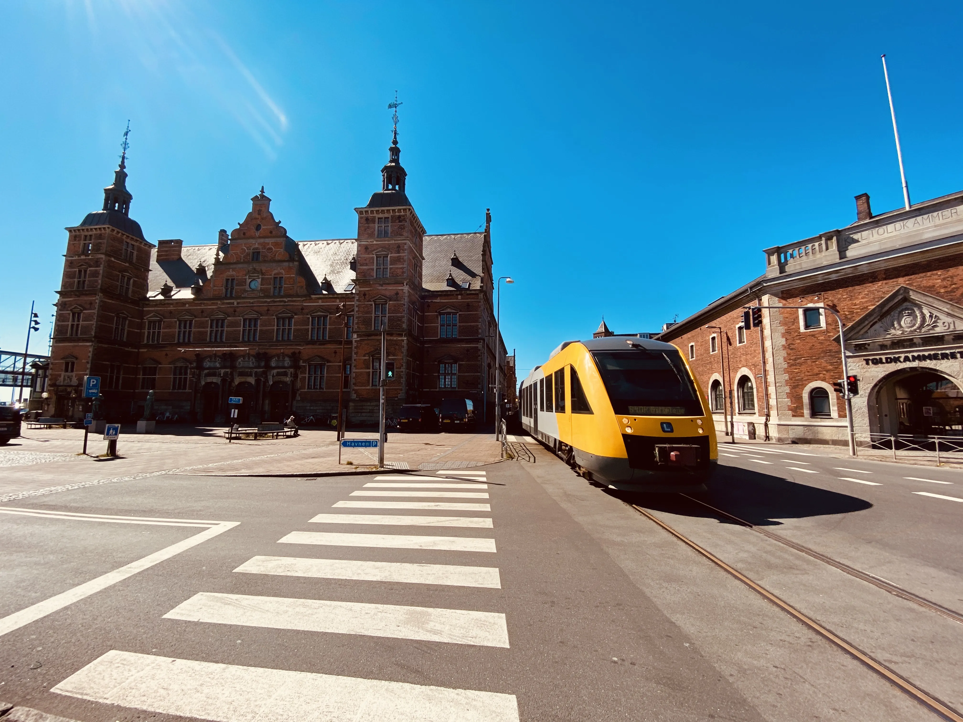Billede af Helsingør-Hornbæk-Gilleleje toget på vej mod Gilleleje via havnebanen fra Helsingør Banegård. Billede af Helsingør-Hornbæk-Gilleleje toget på vej mod Gilleleje via havnebanen fra Helsingør Banegård.