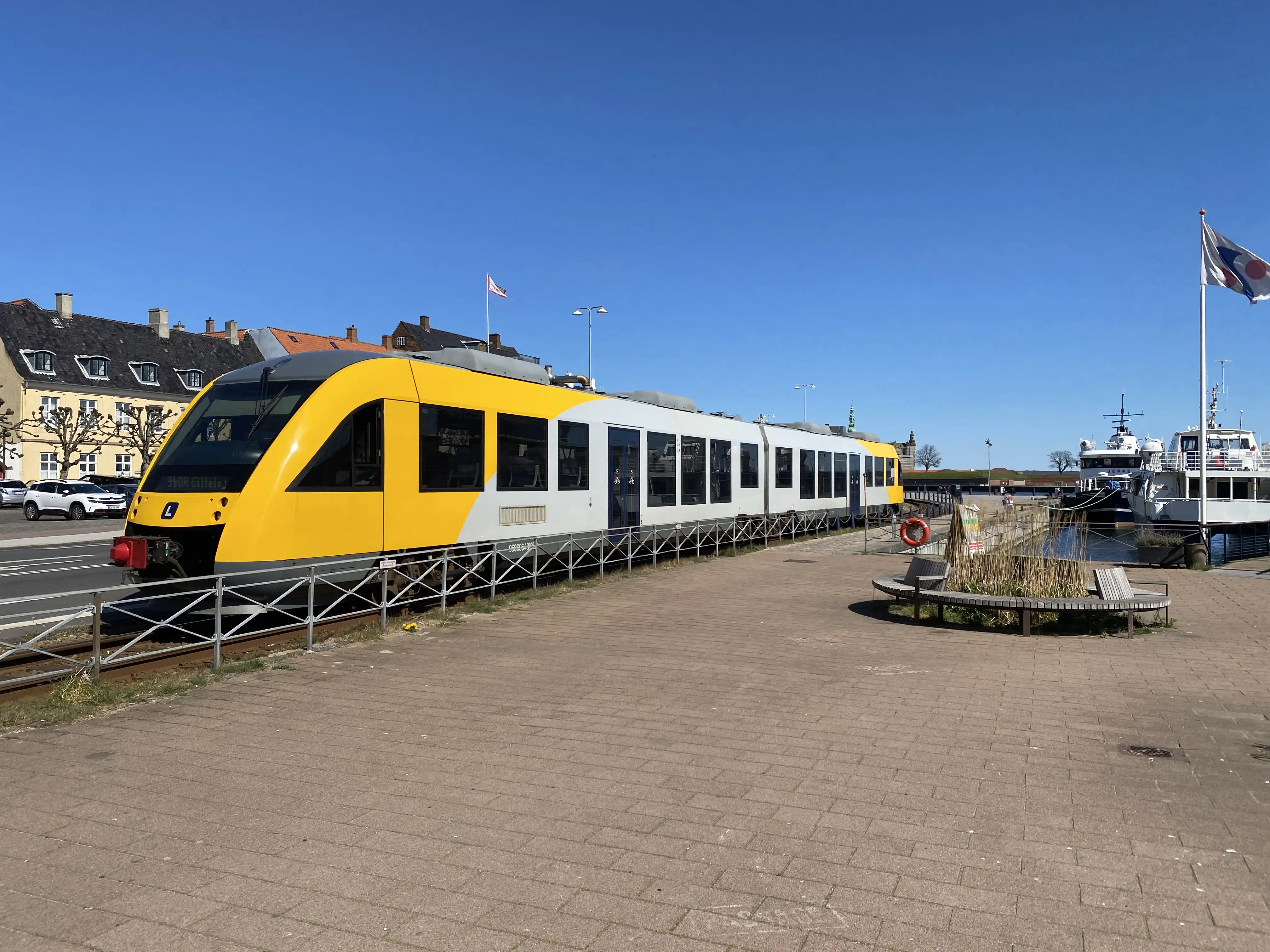 Billede af Helsingør-Hornbæk-Gilleleje toget på vej mod Gilleleje via havnebanen fra Helsingør Banegård. Billede af Helsingør-Hornbæk-Gilleleje toget på vej mod Gilleleje via havnebanen fra Helsingør Banegård.