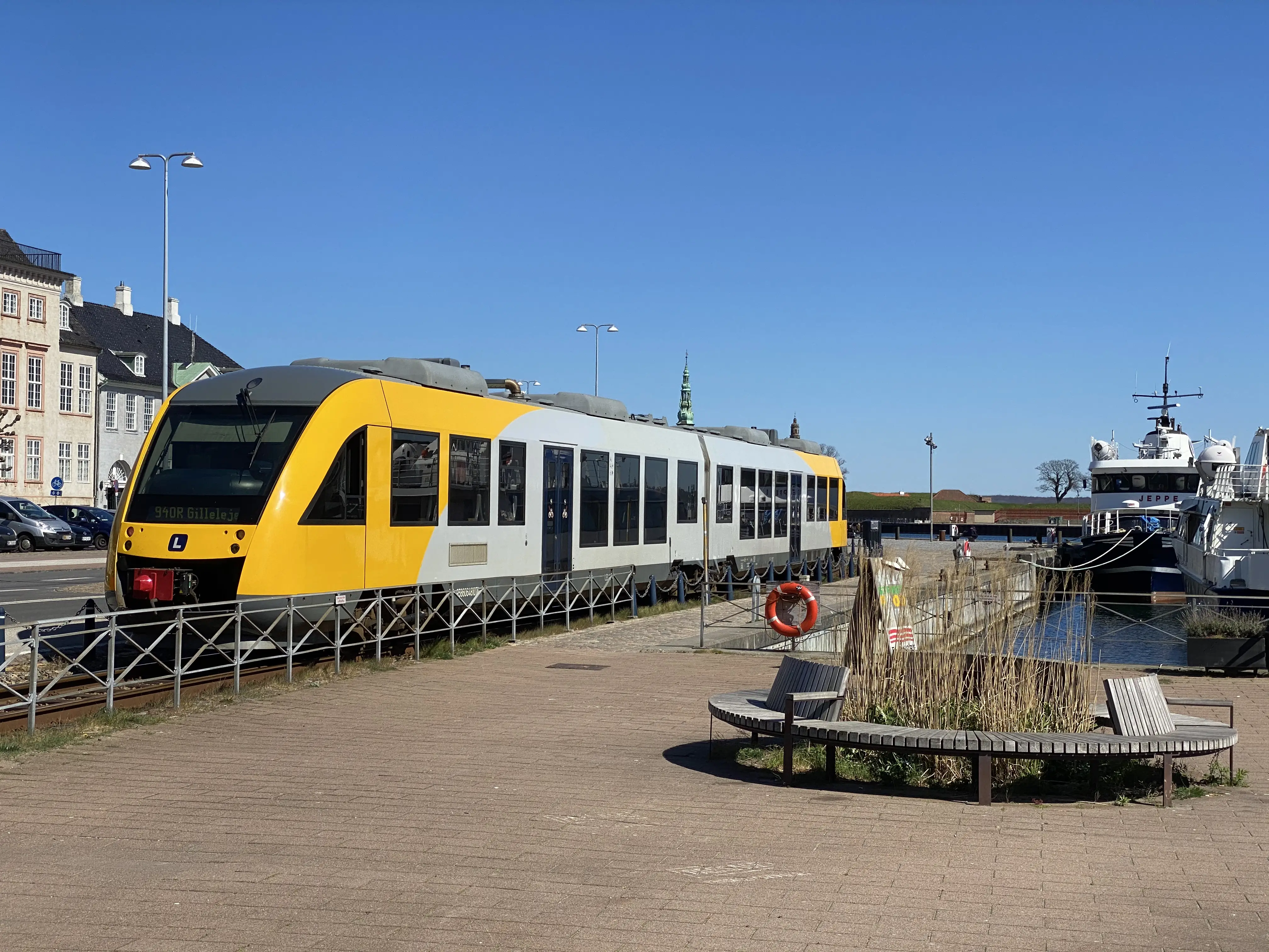 Billede af Helsingør-Hornbæk-Gilleleje toget på vej mod Gilleleje via havnebanen fra Helsingør Banegård. Billede af Helsingør-Hornbæk-Gilleleje toget på vej mod Gilleleje via havnebanen fra Helsingør Banegård.