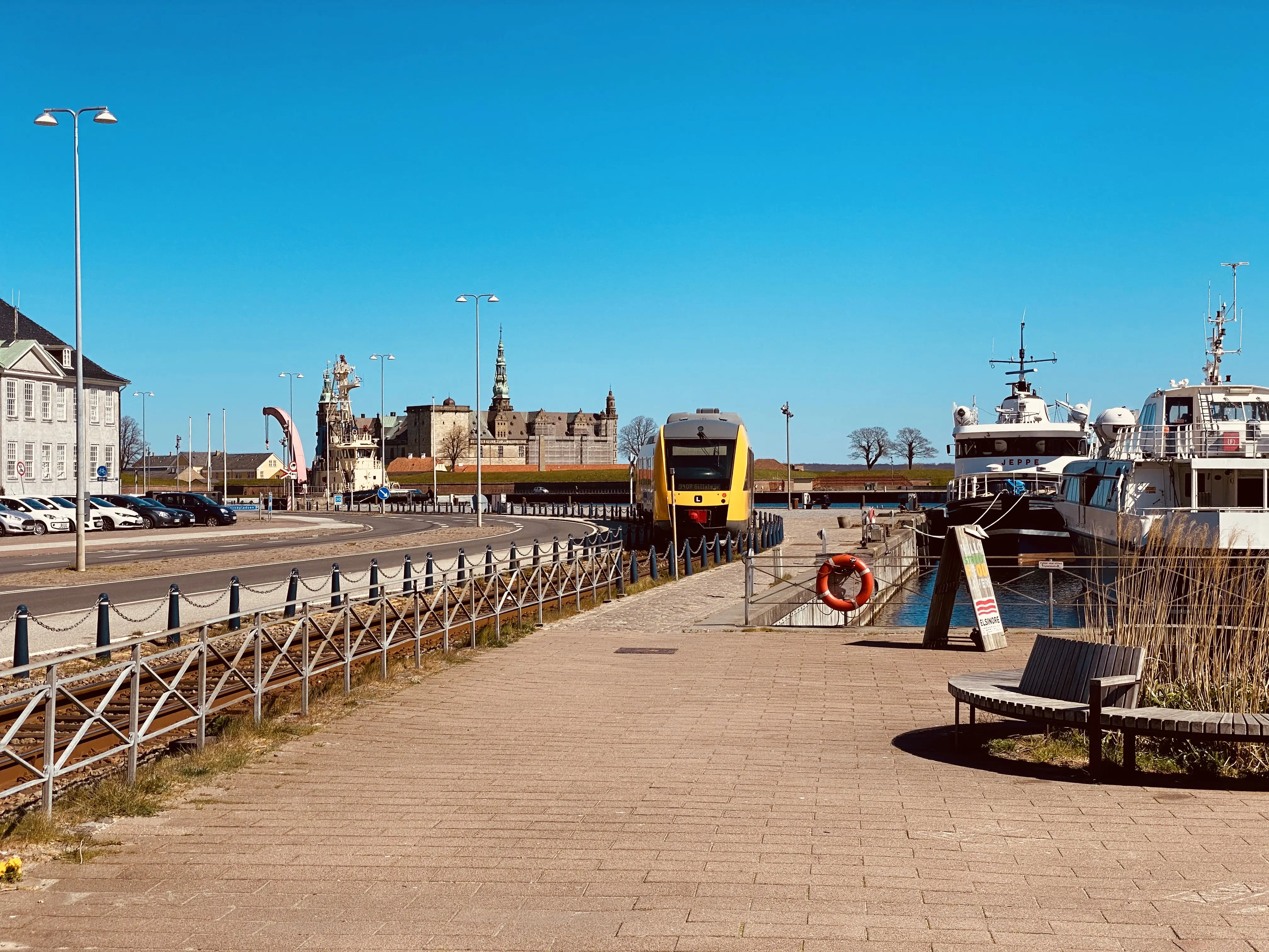 Billede af Helsingør-Hornbæk-Gilleleje toget på vej mod Gilleleje via havnebanen fra Helsingør Banegård. Billede af Helsingør-Hornbæk-Gilleleje toget på vej mod Gilleleje via havnebanen fra Helsingør Banegård.