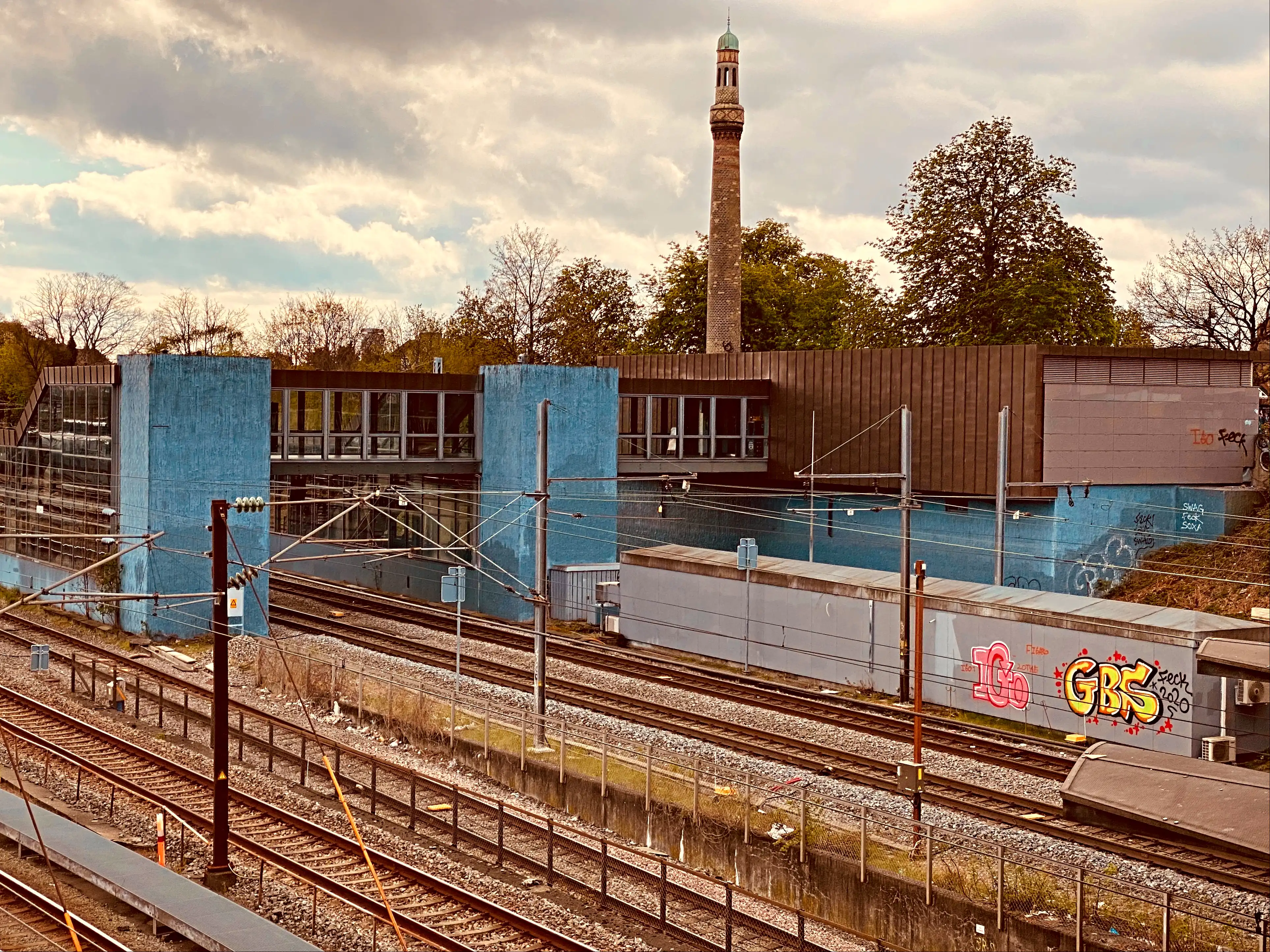 Billede af Svanemøllen S-togsstation set fra sporsiden. Billede af Svanemøllen S-togsstation set fra sporsiden.