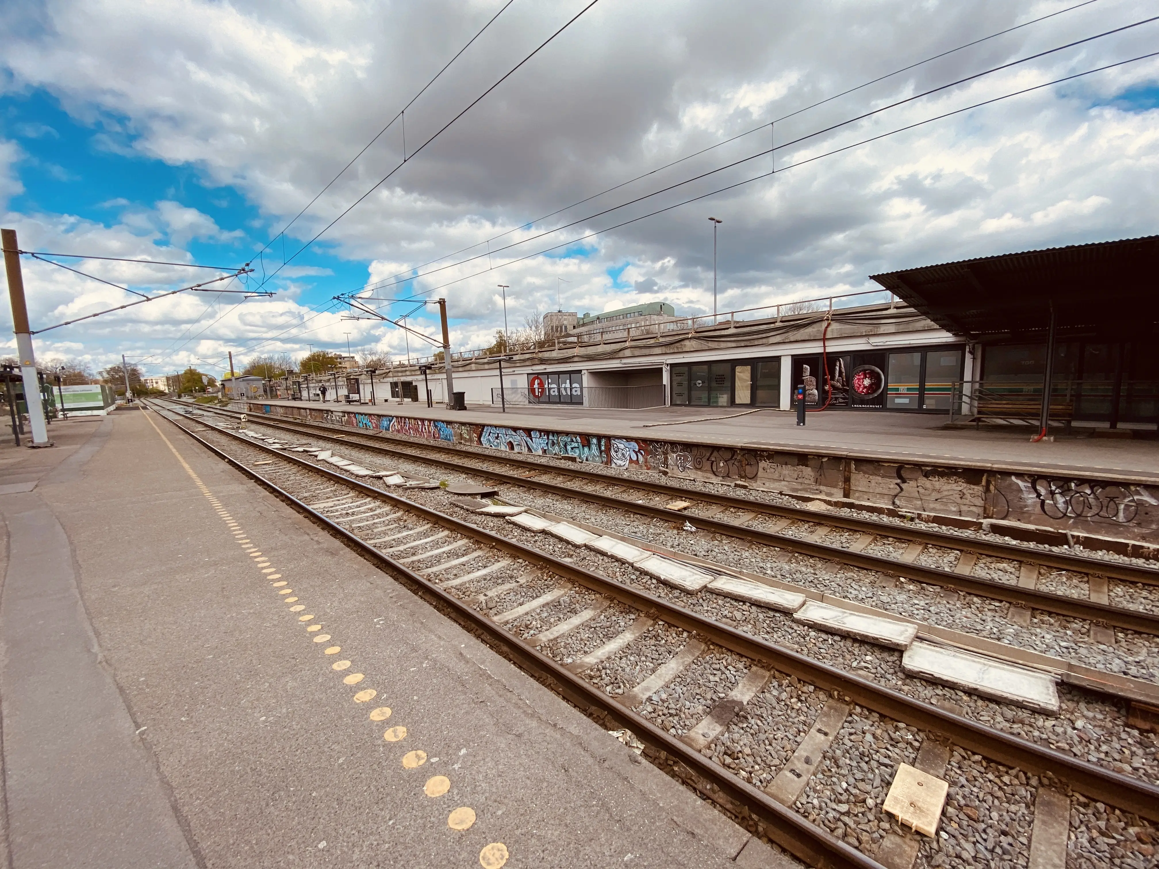 Billede af Lyngby Station er nedrevet, men den har ligget bag ved Fakta skiltet, der hvor Lyngby Omfartsvej er. Billede af Lyngby Station er nedrevet, men den har ligget bag ved Fakta skiltet, der hvor Lyngby Omfartsvej er.
