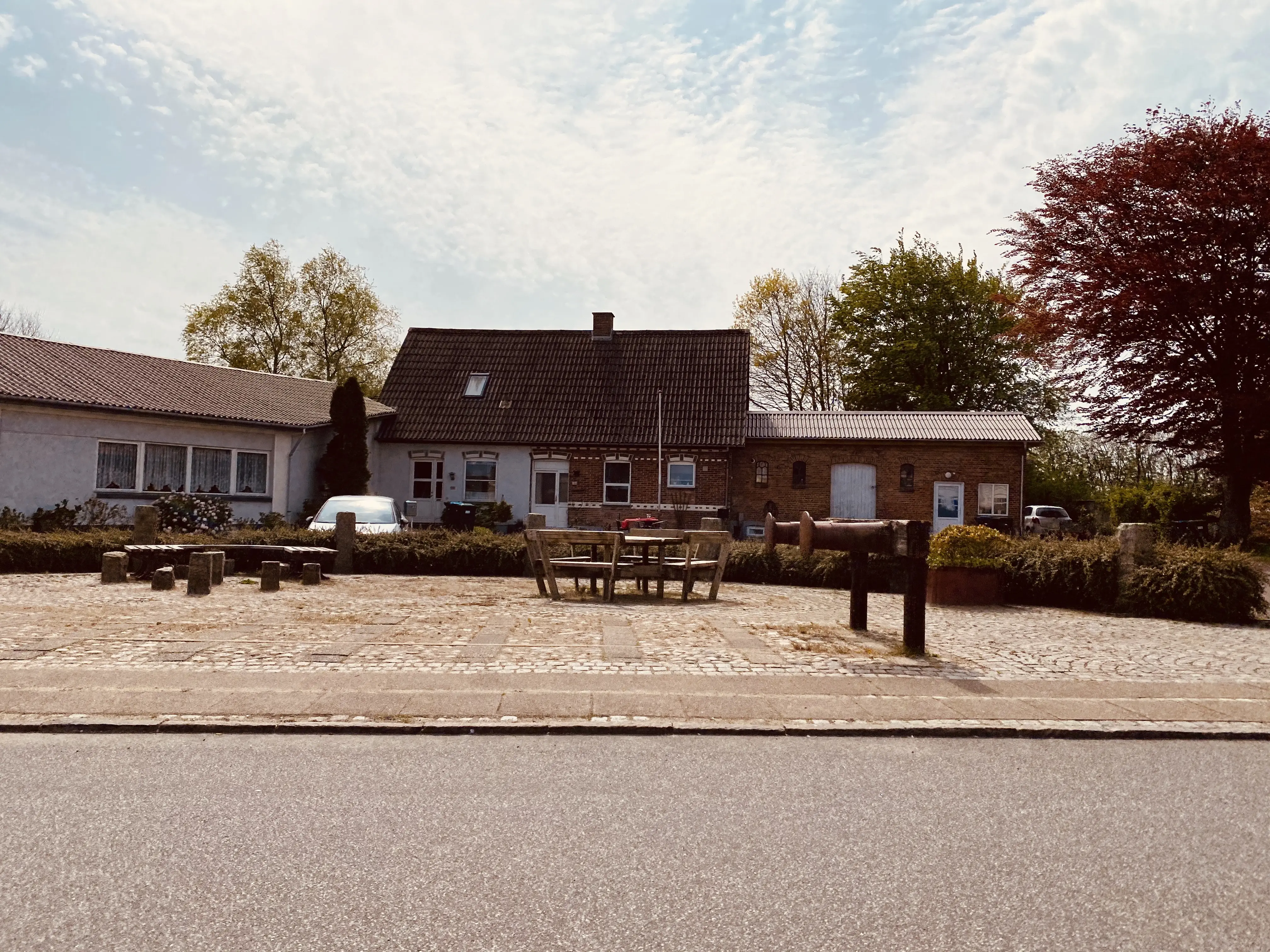 Billede af Branderup Station - bemærk den gamle stopbom forrest til højre i billedet. Billede af Branderup Station - bemærk den gamle stopbom forrest til højre i billedet.