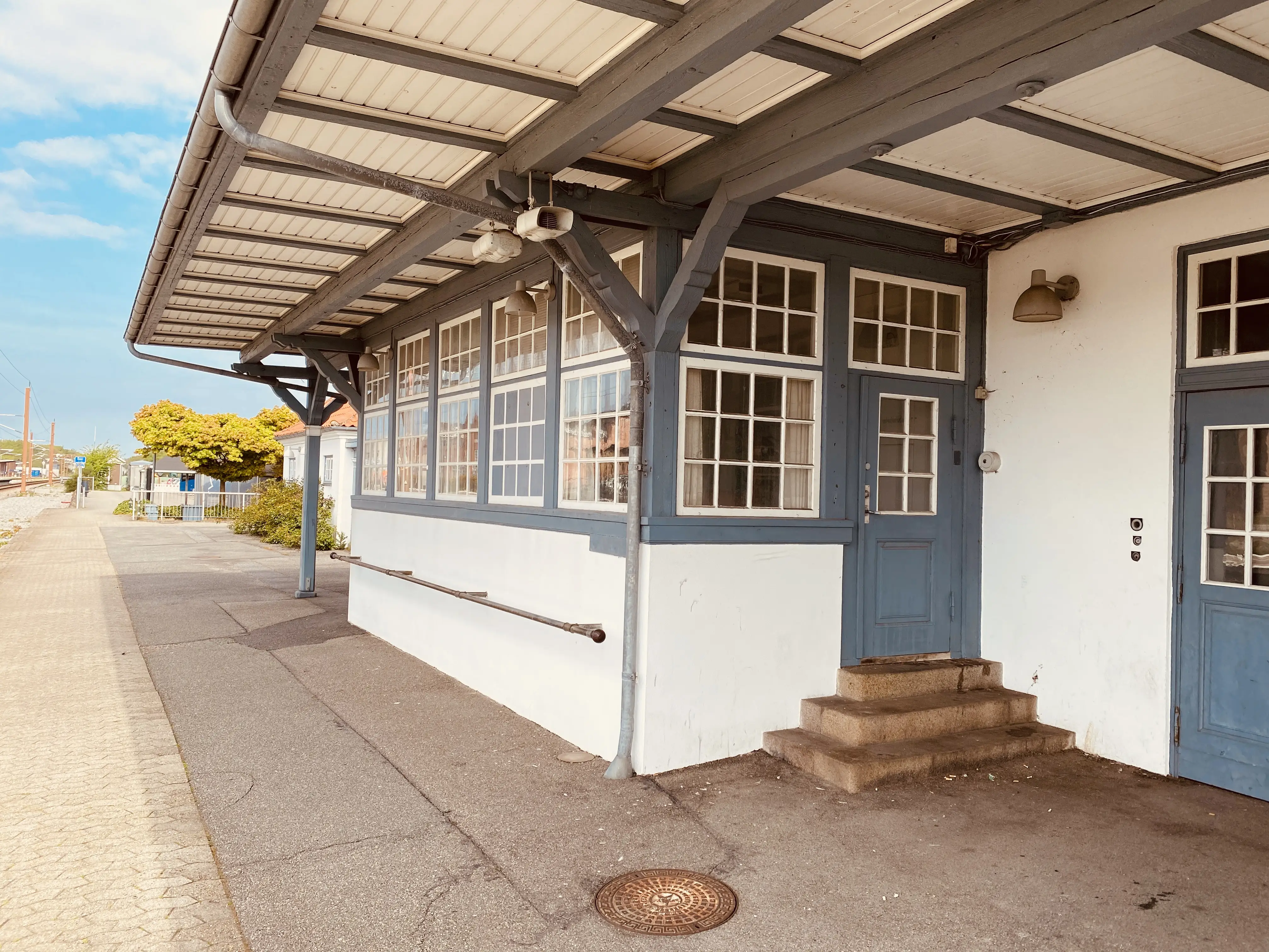 I 1992 blev stationsbygningen og signalhuset i Vejen Stations vestlige ende fredet. Fredningen gør at der ikke kan foretages ændringer på bygningen udvendig. Fredningen omfatter også det gamle centralapparat fra 1918, som stadig står tilbage.