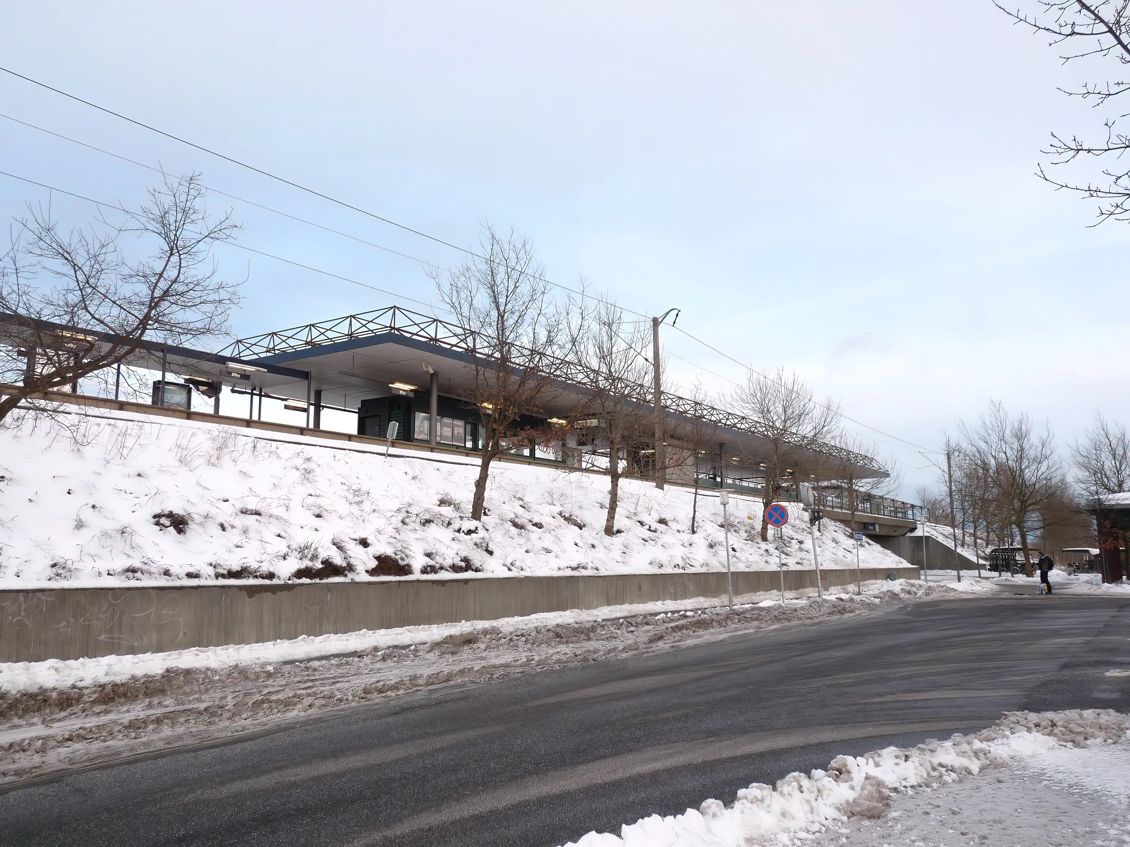 Billede af Ølby S-togstrinbræt. Billede af Ølby S-togstrinbræt.