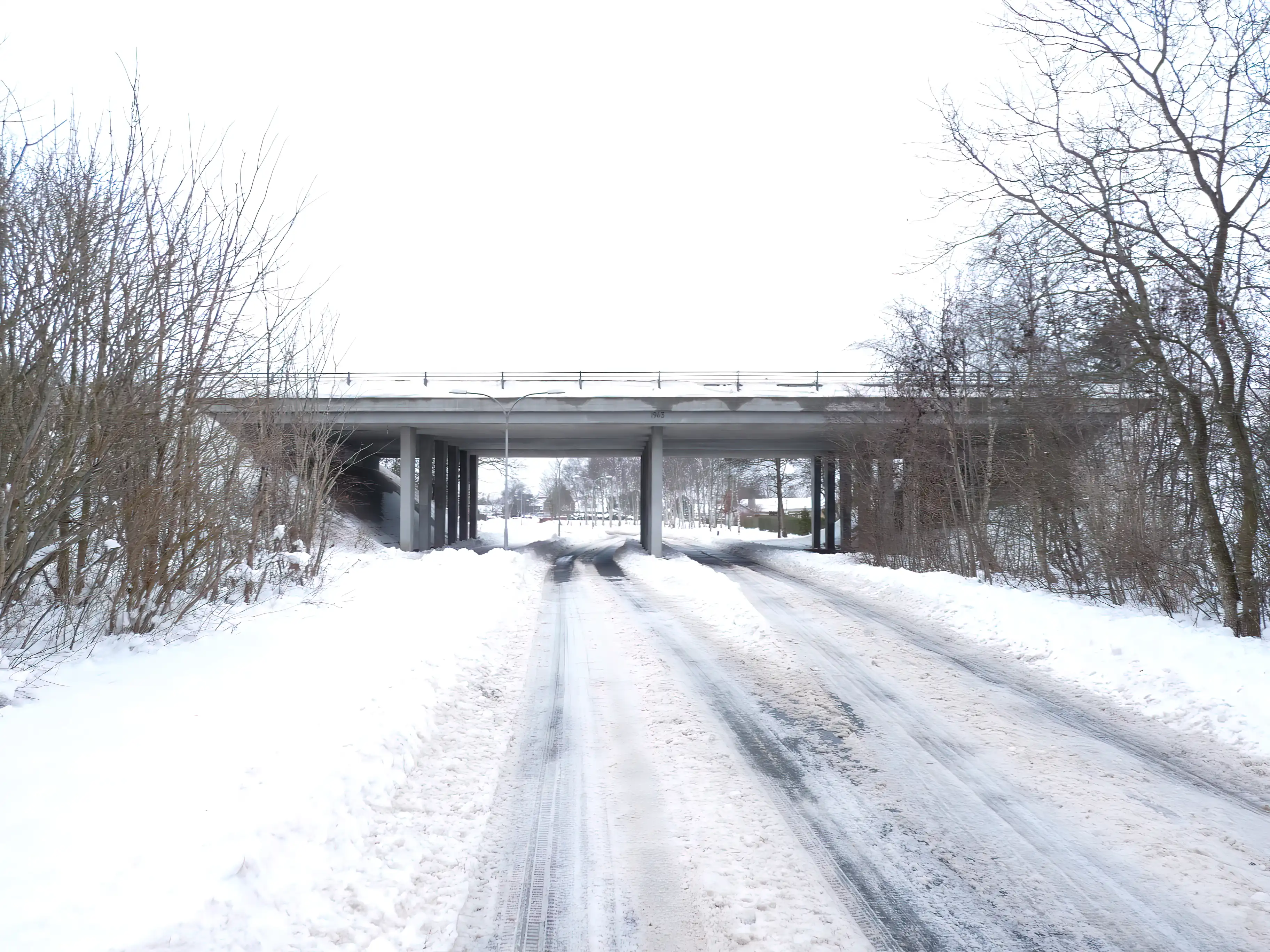 Billede af broen ved Aabybro Stations ind og udkørsel. Billede af broen ved Aabybro Stations ind og udkørsel.