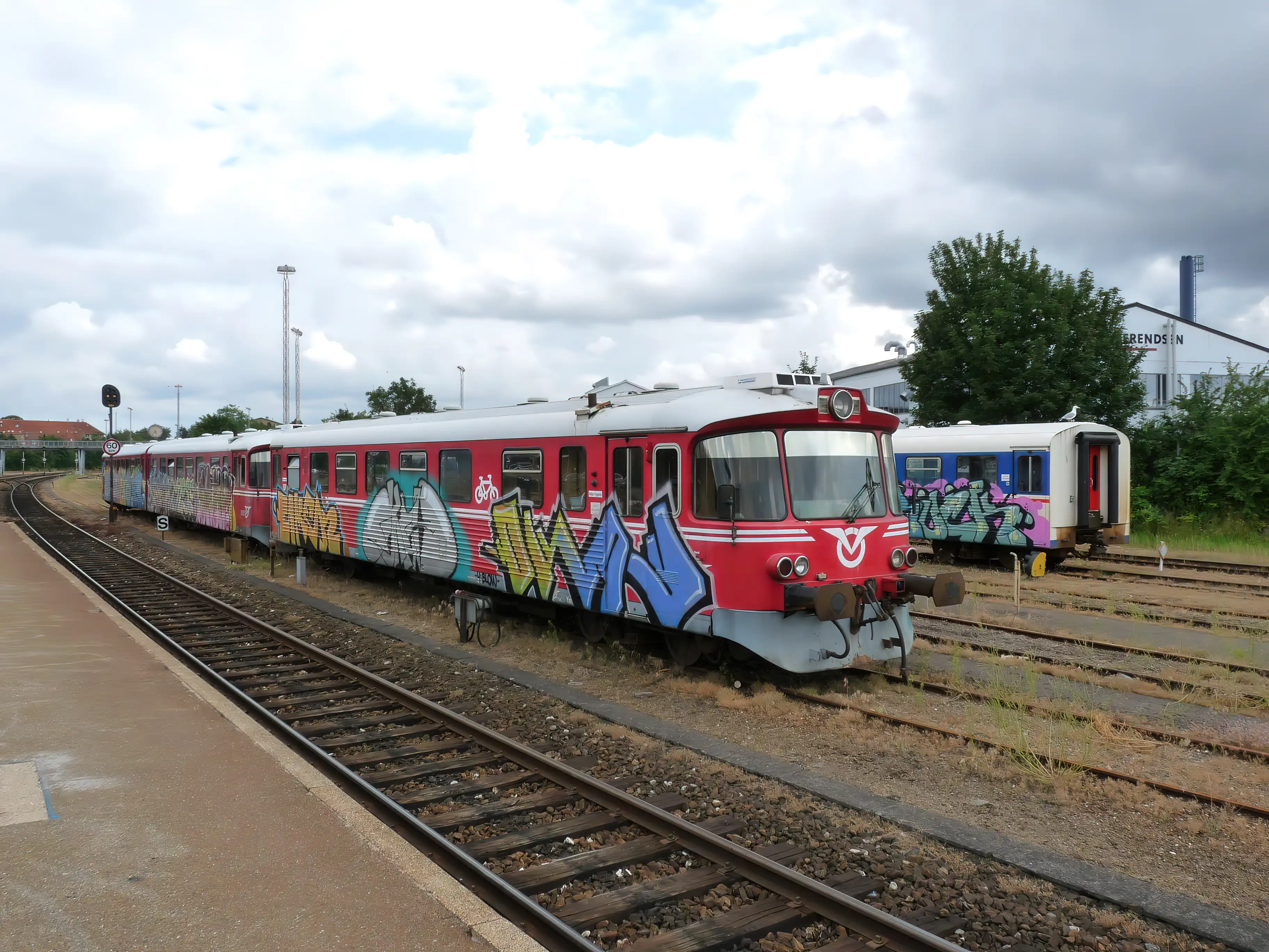 Billede af VL YM 55, tidligere OHJ-HTJ YM 55 - fotograferet ud for Holbæk Station. Billede af VL YM 55, tidligere OHJ-HTJ YM 55 - fotograferet ud for Holbæk Station.