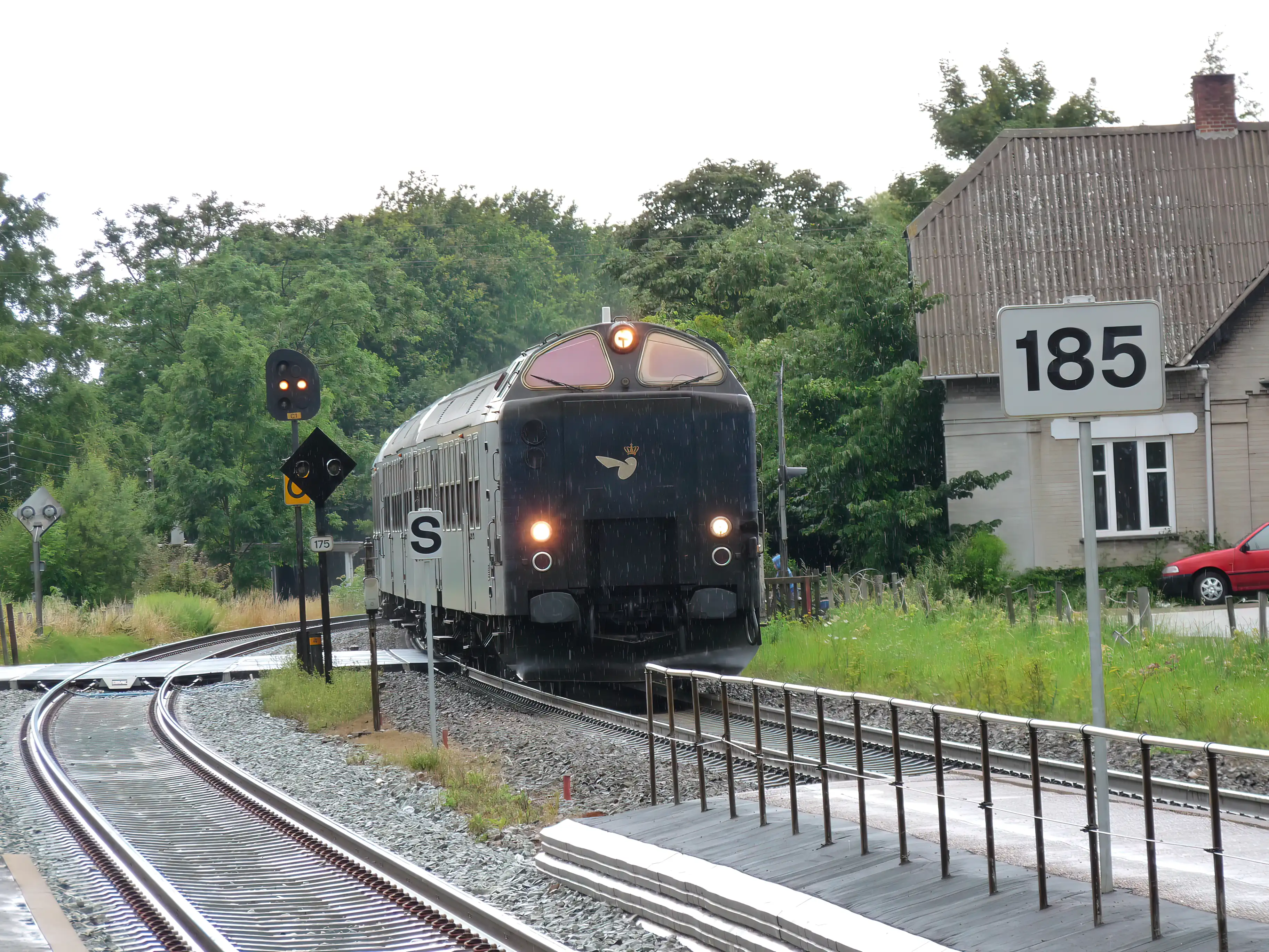 Billede af tog ud for Mørkøv Station.