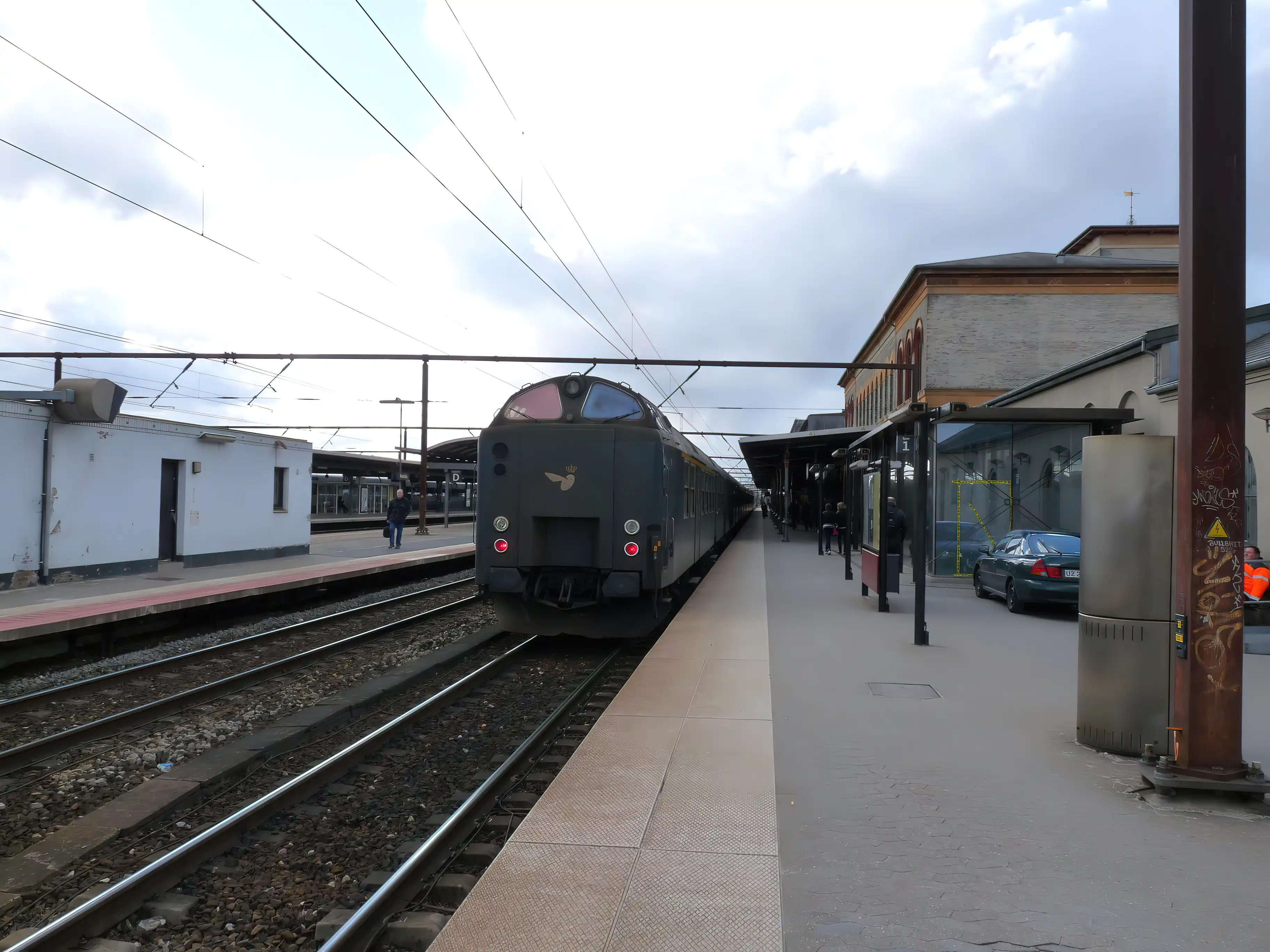 Billede af tog ud for Roskilde Station.