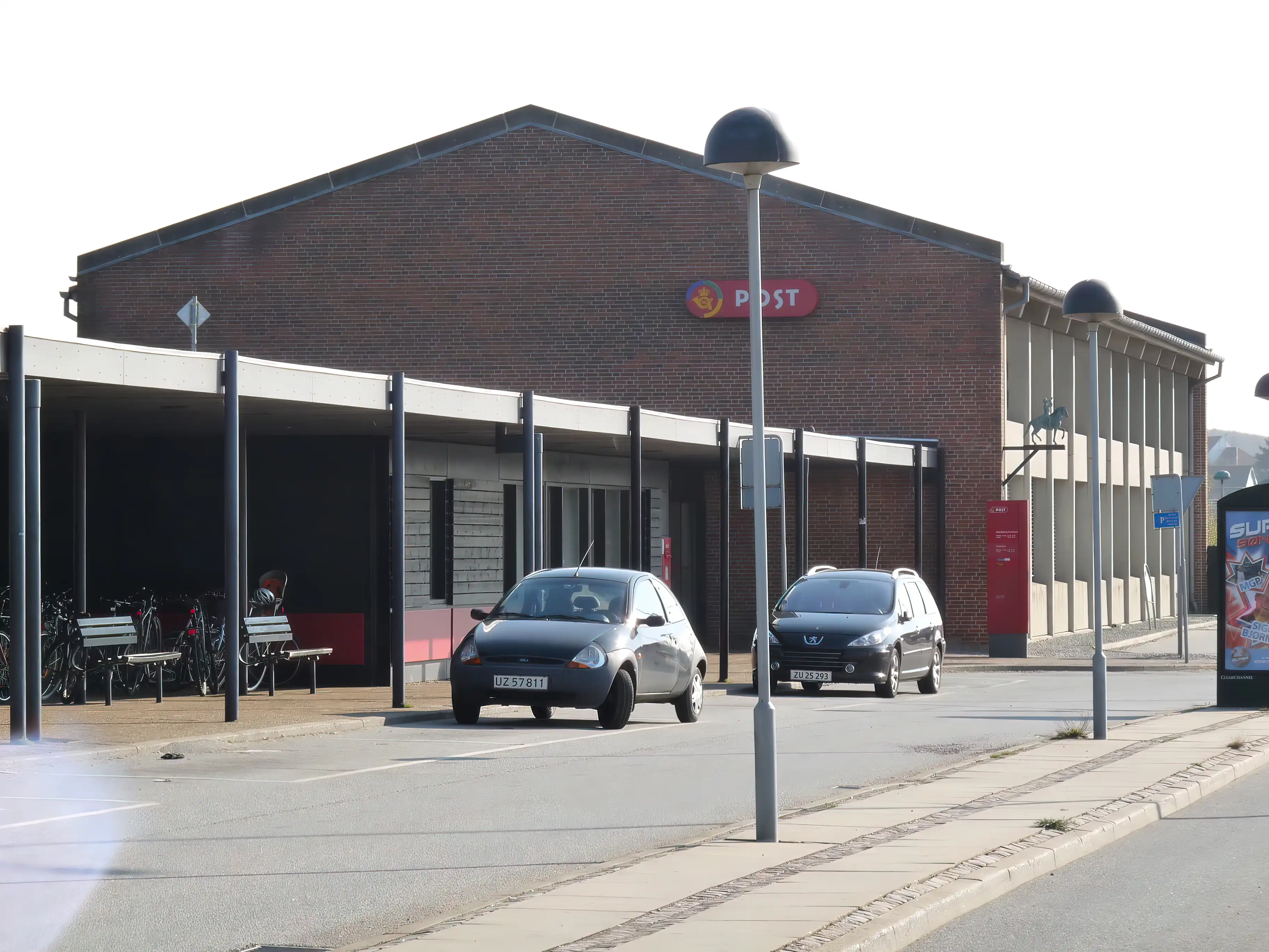 Billede af Skanderborg Station med posthuset i baggrunden.