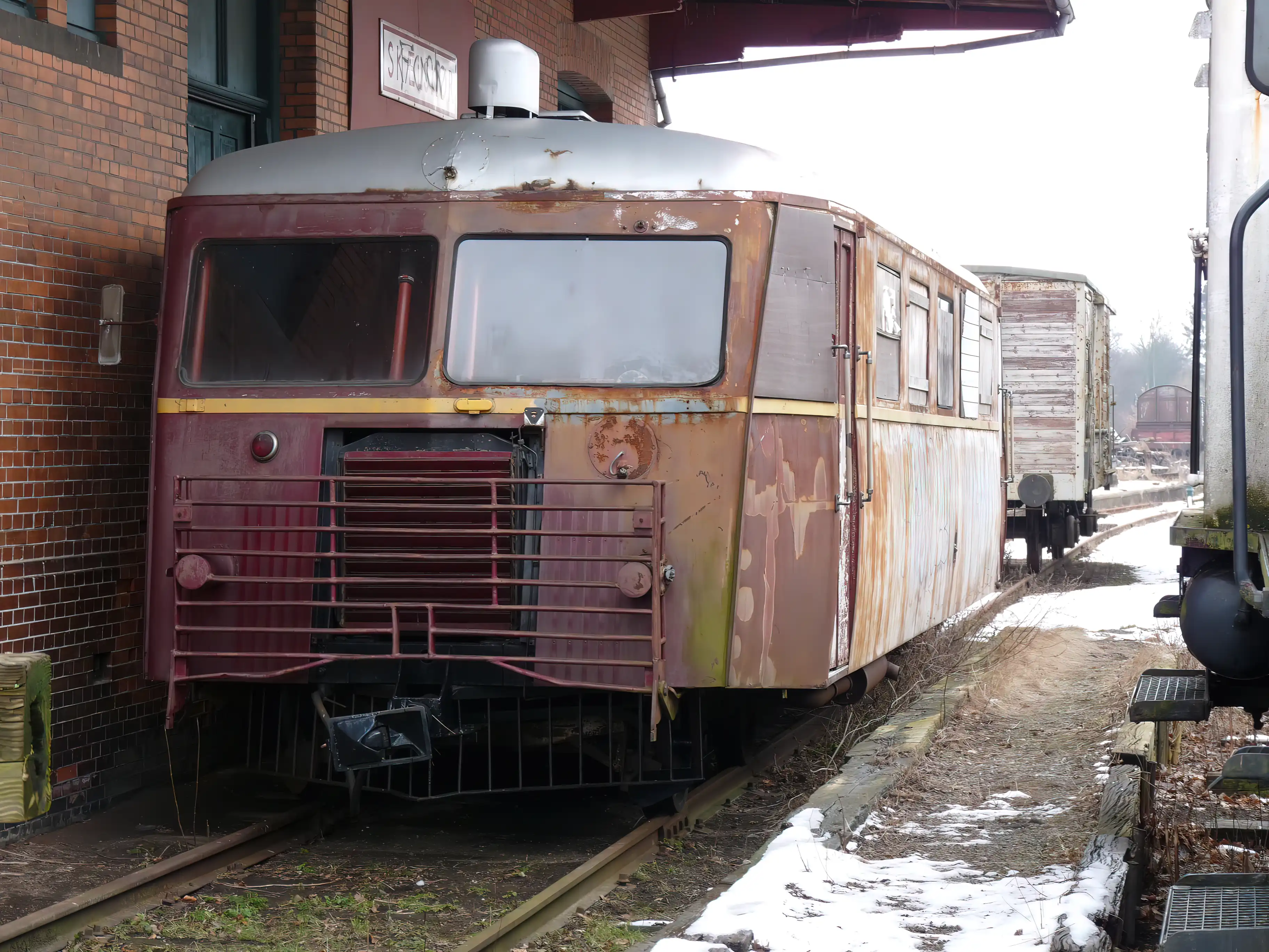 Billede af tog ud for Skælskør Station.