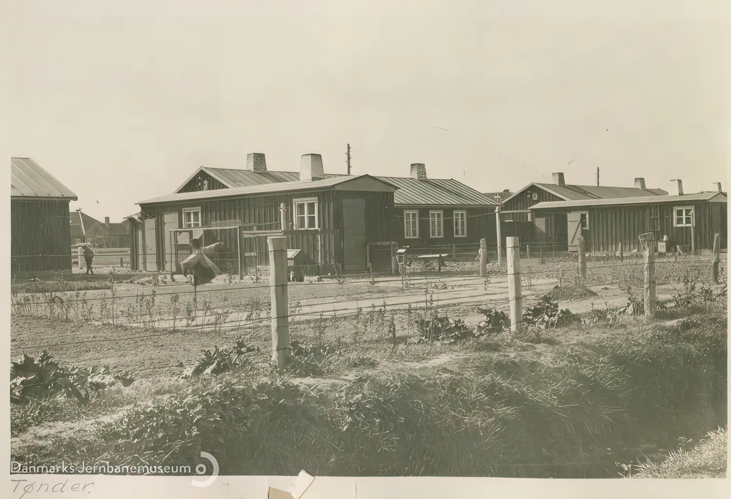 Billede af midlertidige boliger for jernbanefolk efter Genforeningen ved Tønder H Station.