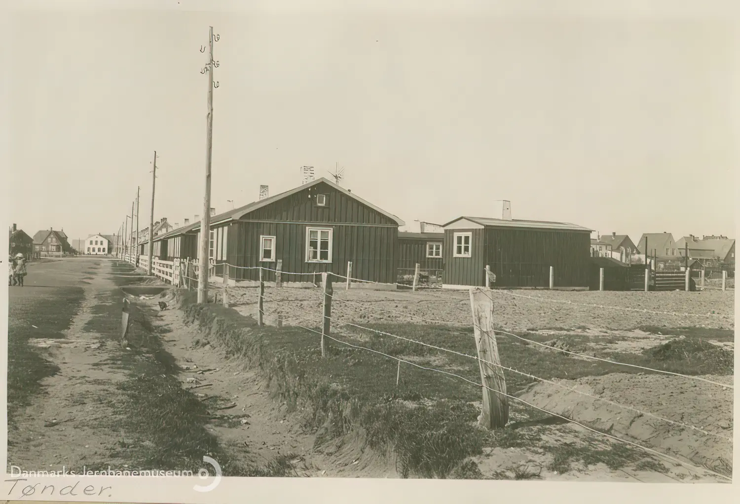 Billede af midlertidige boliger for jernbanefolk efter Genforeningen ved Tønder H Station.