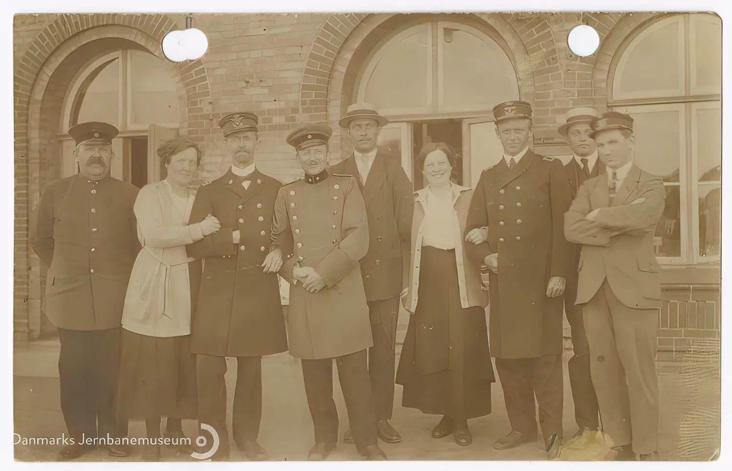 Billede af det tyske og det danske jernbanepersonale opstillet til fælles gruppefotografering ved den danske overtagelse af Skærbæk Station natten mellem den 16. og 17. jun. 1920.