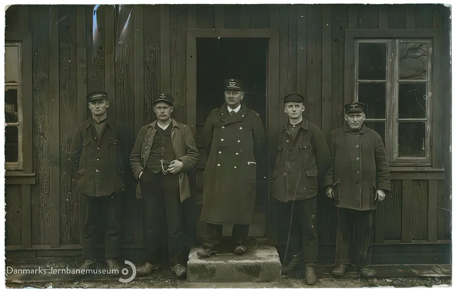 Billede af kolonne 384 ved Bolderslev Station. Fra venstre: A. Nicolajsen; P. Kobleeck; uidentificeret baneformand; H. Nicolajsen samt E. Juulsgaard. Alle fem overgået fra tysk til dansk tjeneste 17. juni 1920. Billede af kolonne 384 ved Bolderslev Station. Fra venstre: A. Nicolajsen; P. Kobleeck; uidentificeret baneformand; H. Nicolajsen samt E. Juulsgaard. Alle fem overgået fra tysk til dansk tjeneste 17. juni 1920.