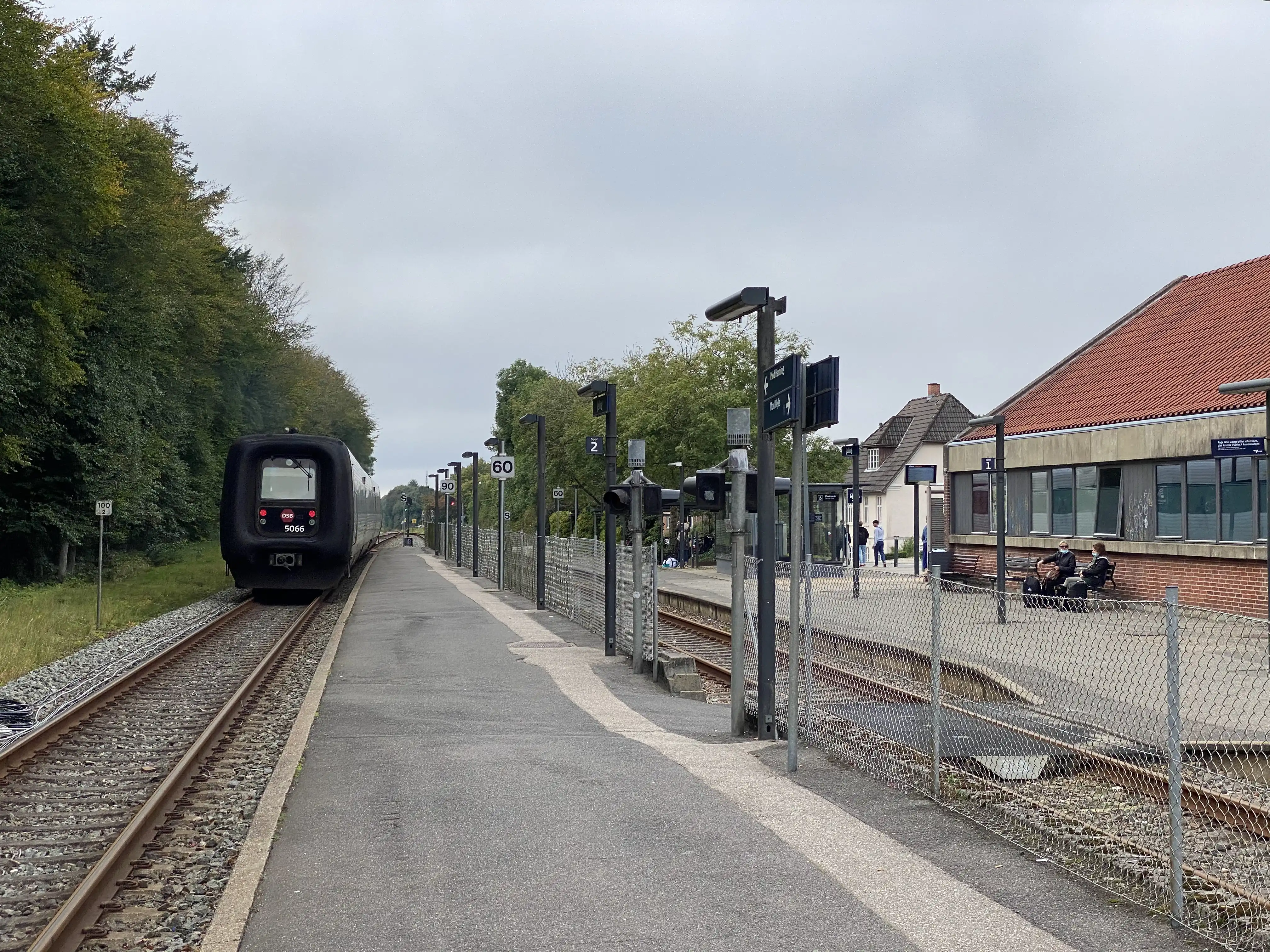 Billede af tog ud for Jelling Trinbræt. Billede af tog ud for Jelling Trinbræt.