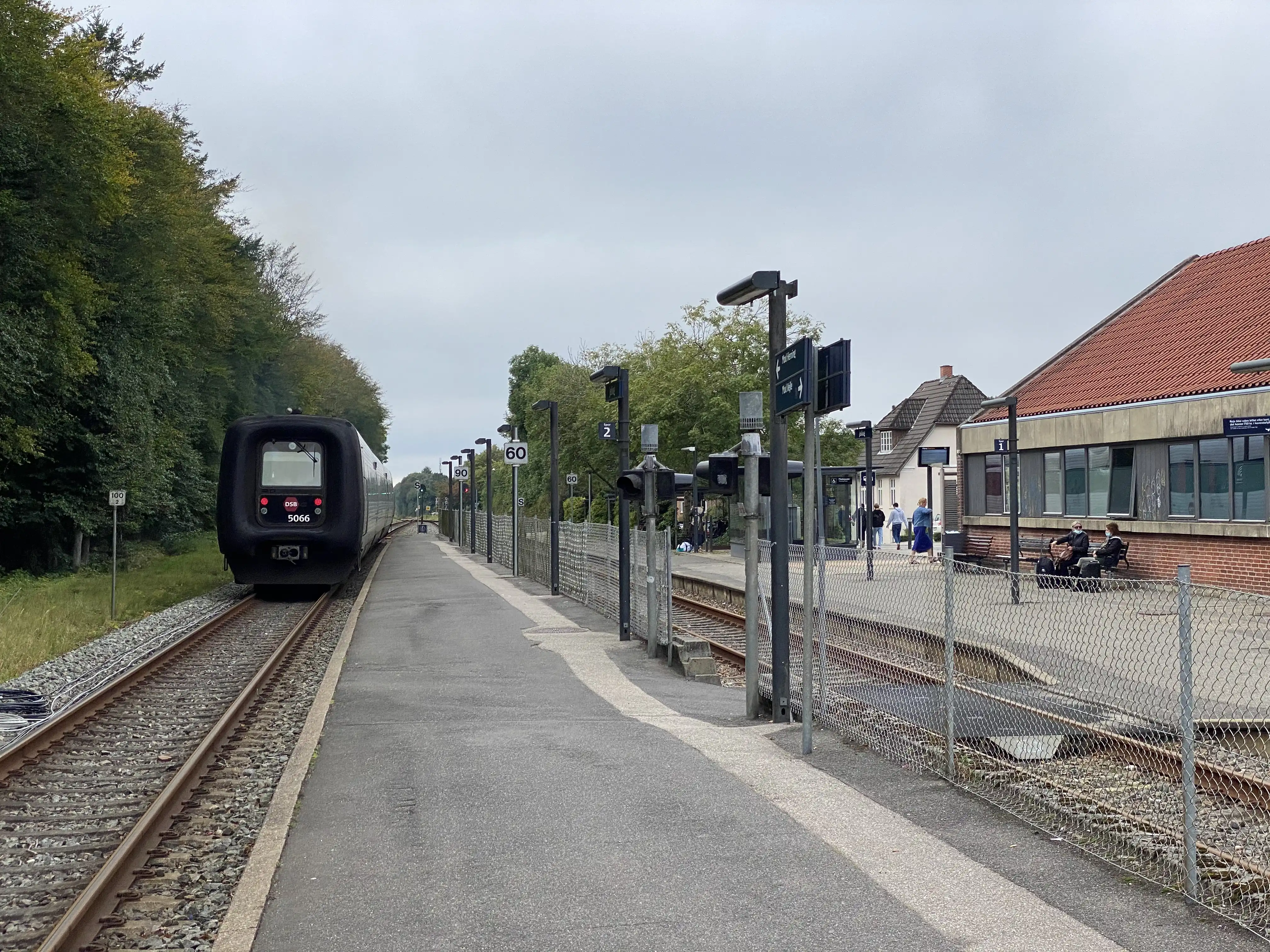 Billede af tog ud for Jelling Trinbræt. Billede af tog ud for Jelling Trinbræt.