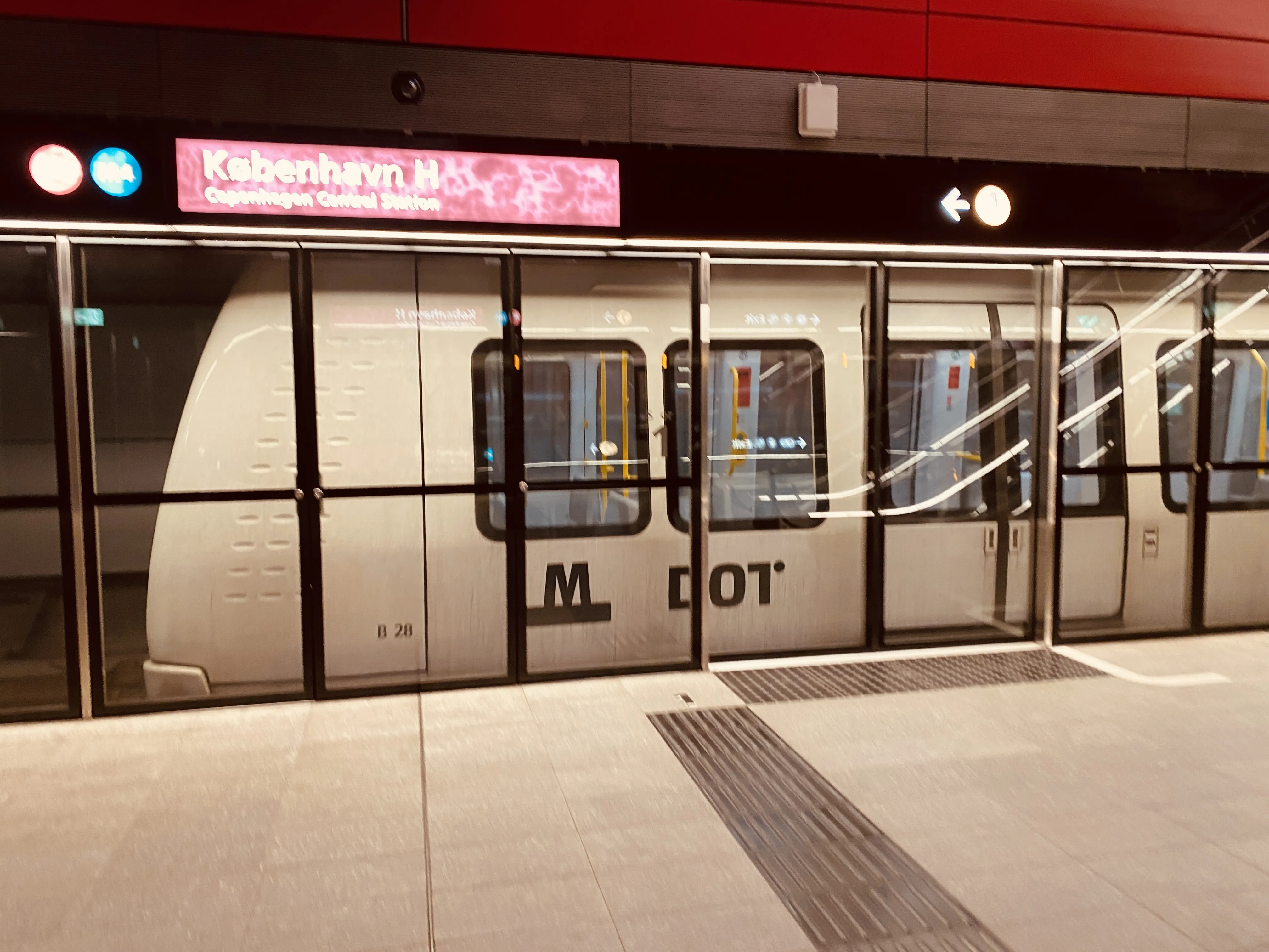 Billede af København H Metrostation, som har en varm og dyb rød farve, der signalerer trafik, transport og transit. Billede af København H Metrostation, som har en varm og dyb rød farve, der signalerer trafik, transport og transit.