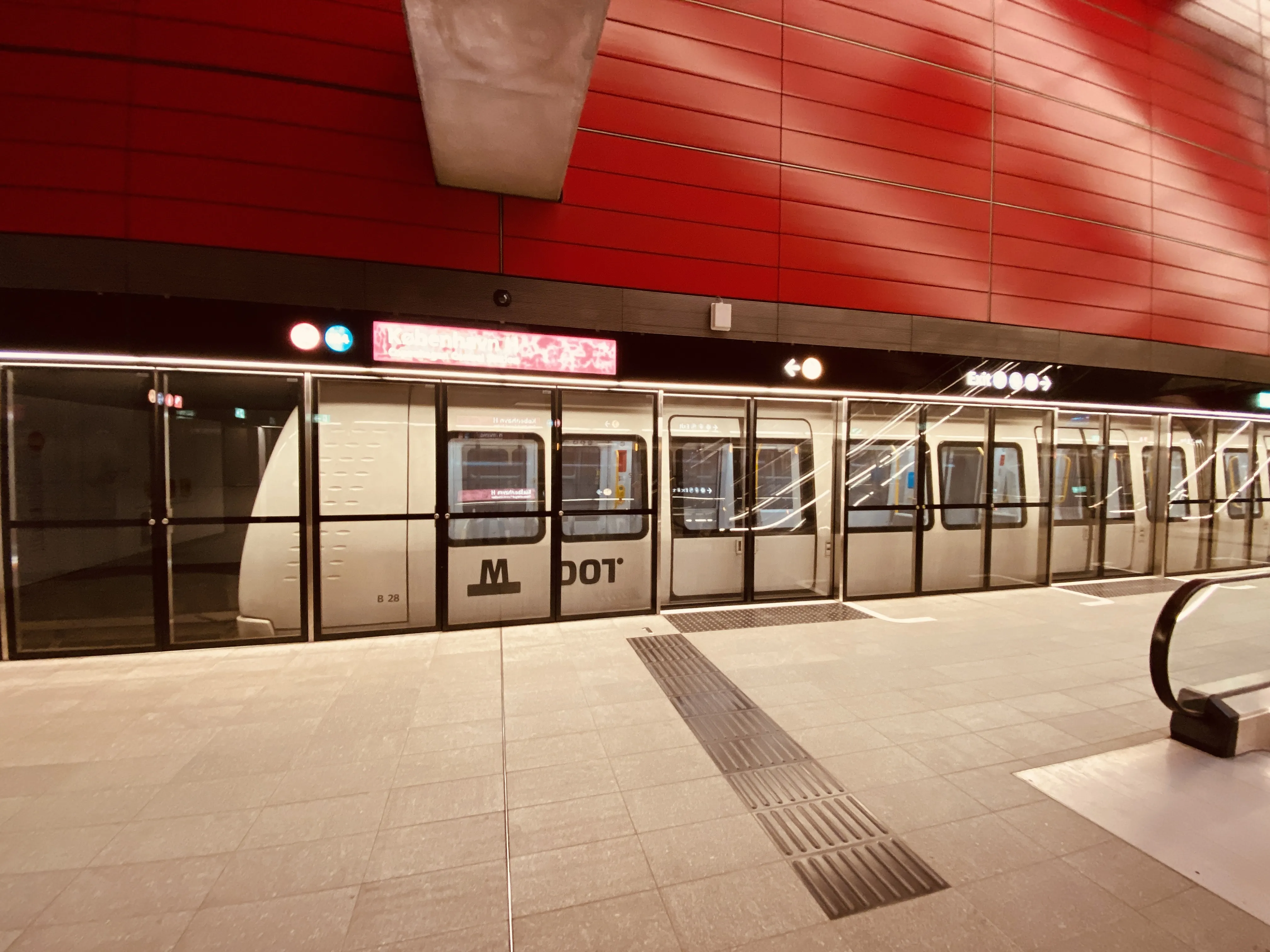 Billede af København H Metrostation, som har en varm og dyb rød farve, der signalerer trafik, transport og transit. Billede af København H Metrostation, som har en varm og dyb rød farve, der signalerer trafik, transport og transit.
