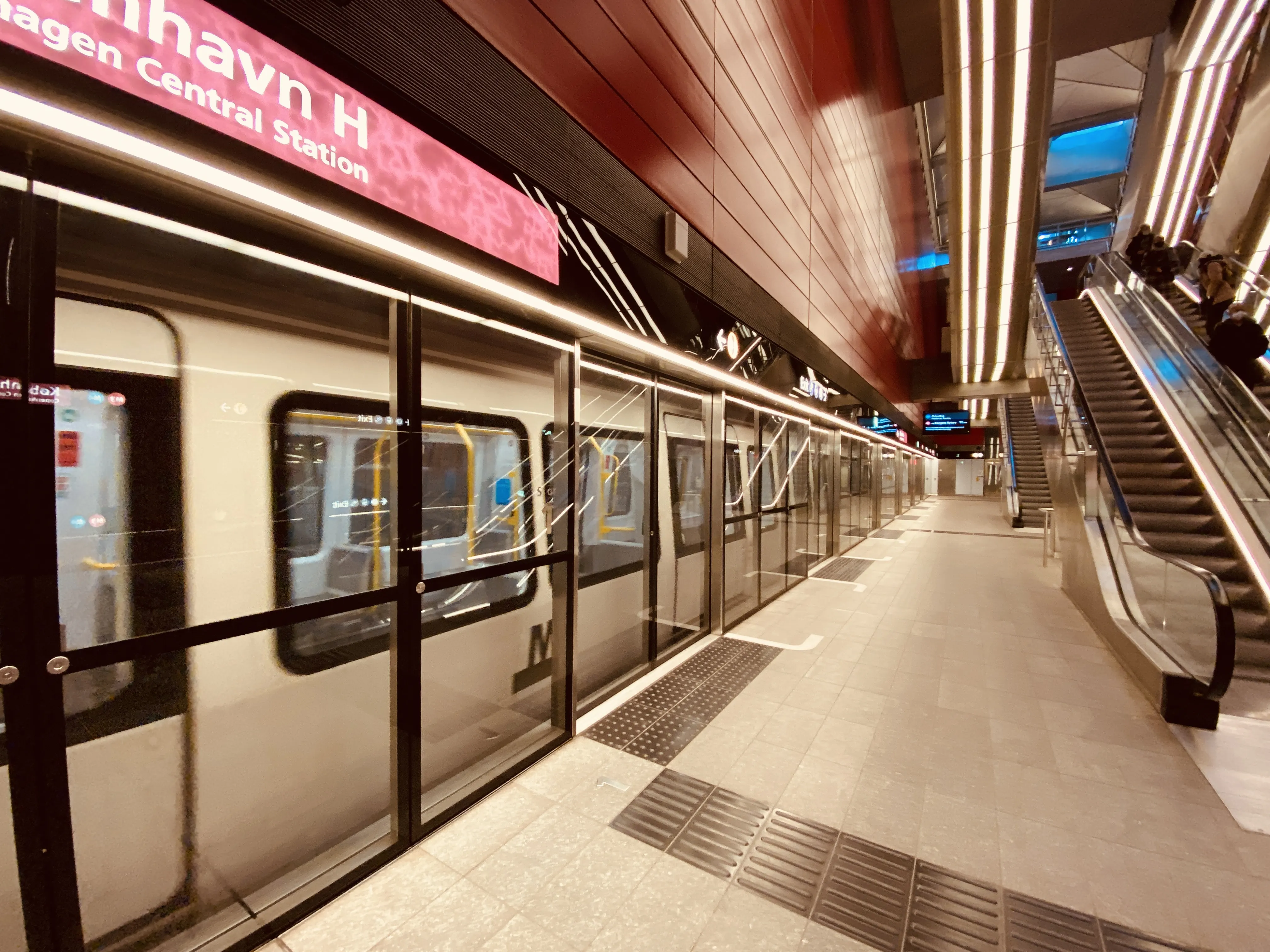 Billede af København H Metrostation, som har en varm og dyb rød farve, der signalerer trafik, transport og transit. Billede af København H Metrostation, som har en varm og dyb rød farve, der signalerer trafik, transport og transit.