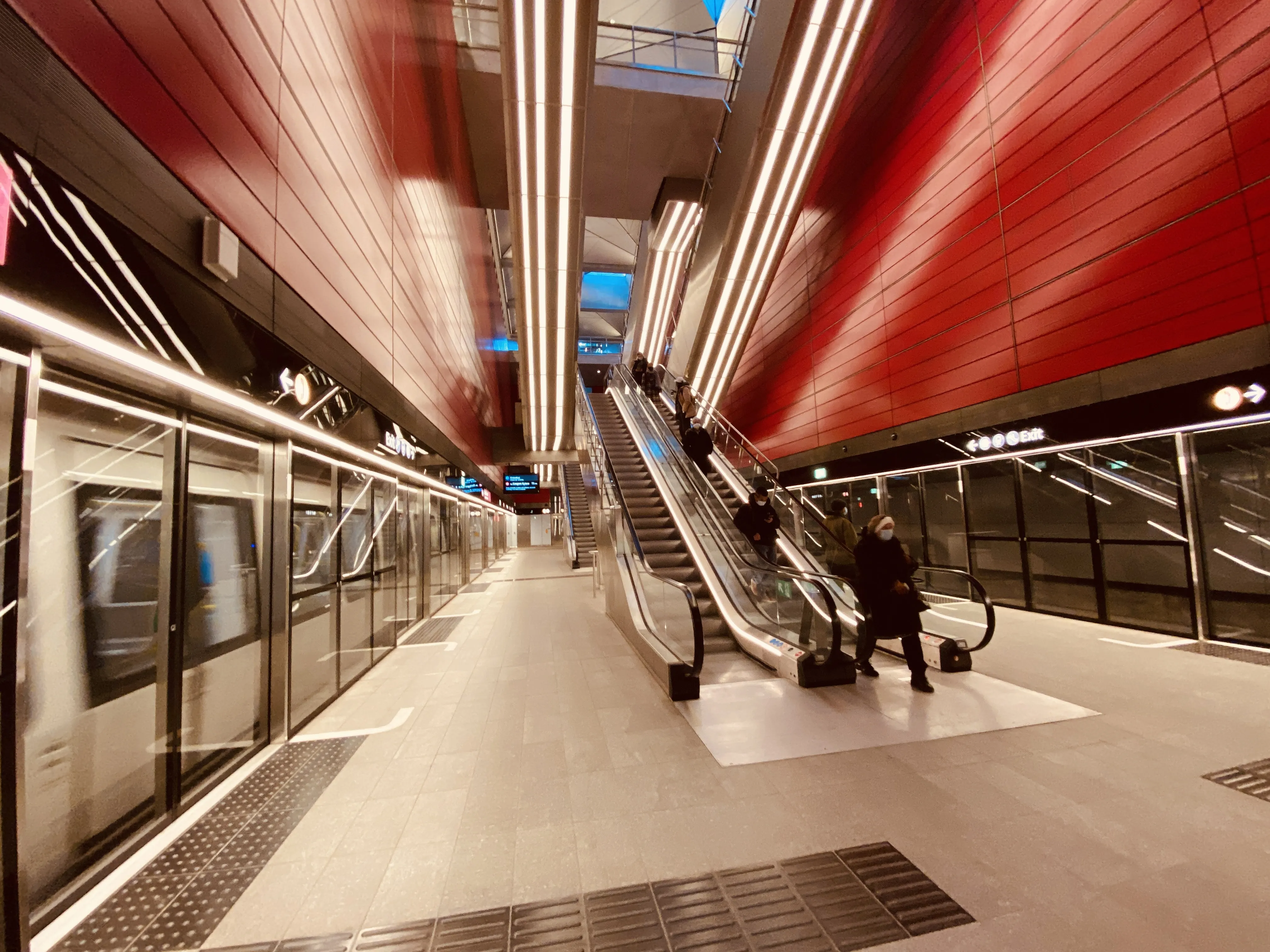 Billede af København H Metrostation, som har en varm og dyb rød farve, der signalerer trafik, transport og transit. Billede af København H Metrostation, som har en varm og dyb rød farve, der signalerer trafik, transport og transit.