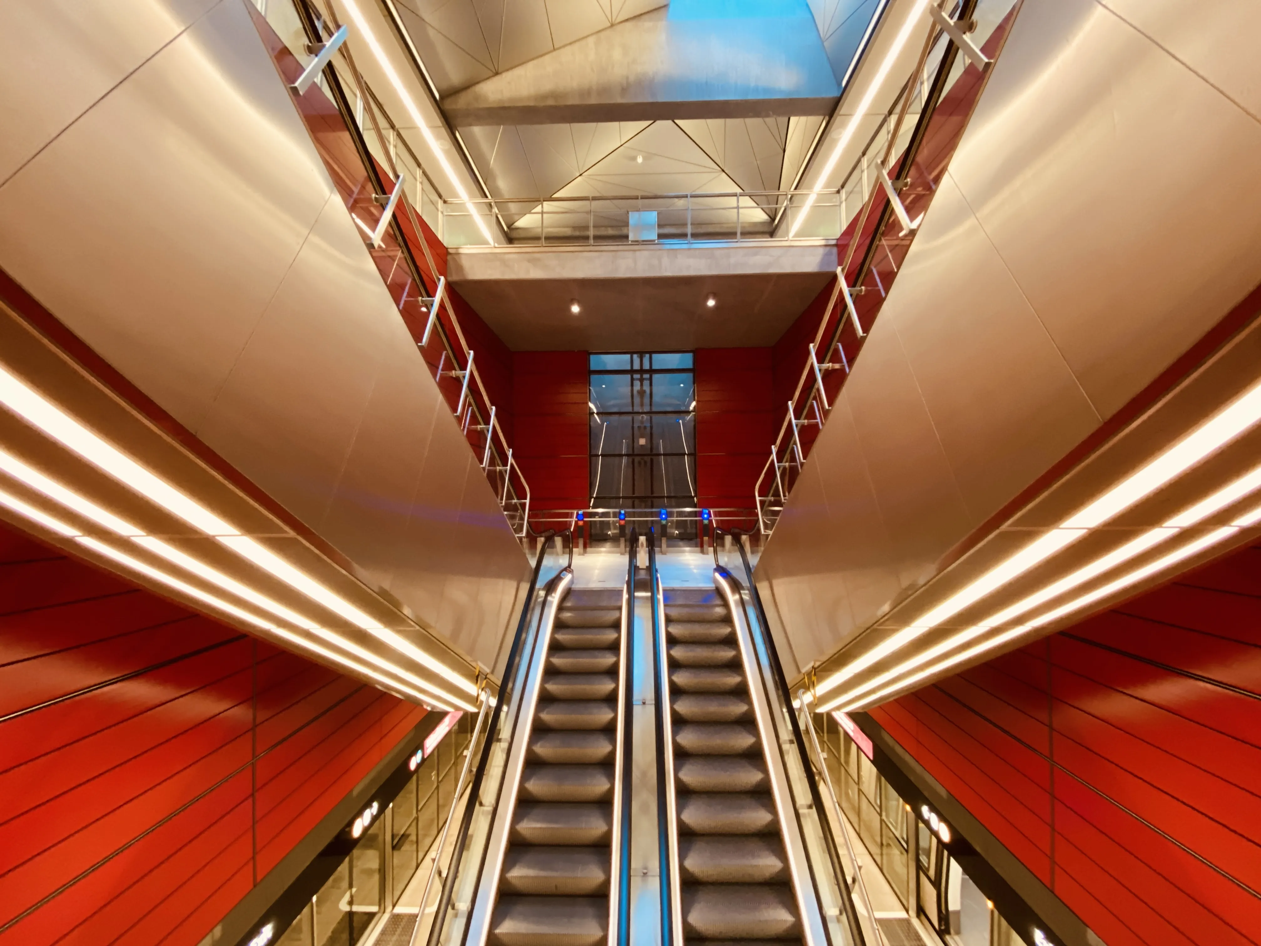 Billede af København H Metrostation, som har en varm og dyb rød farve, der signalerer trafik, transport og transit. Billede af København H Metrostation, som har en varm og dyb rød farve, der signalerer trafik, transport og transit.