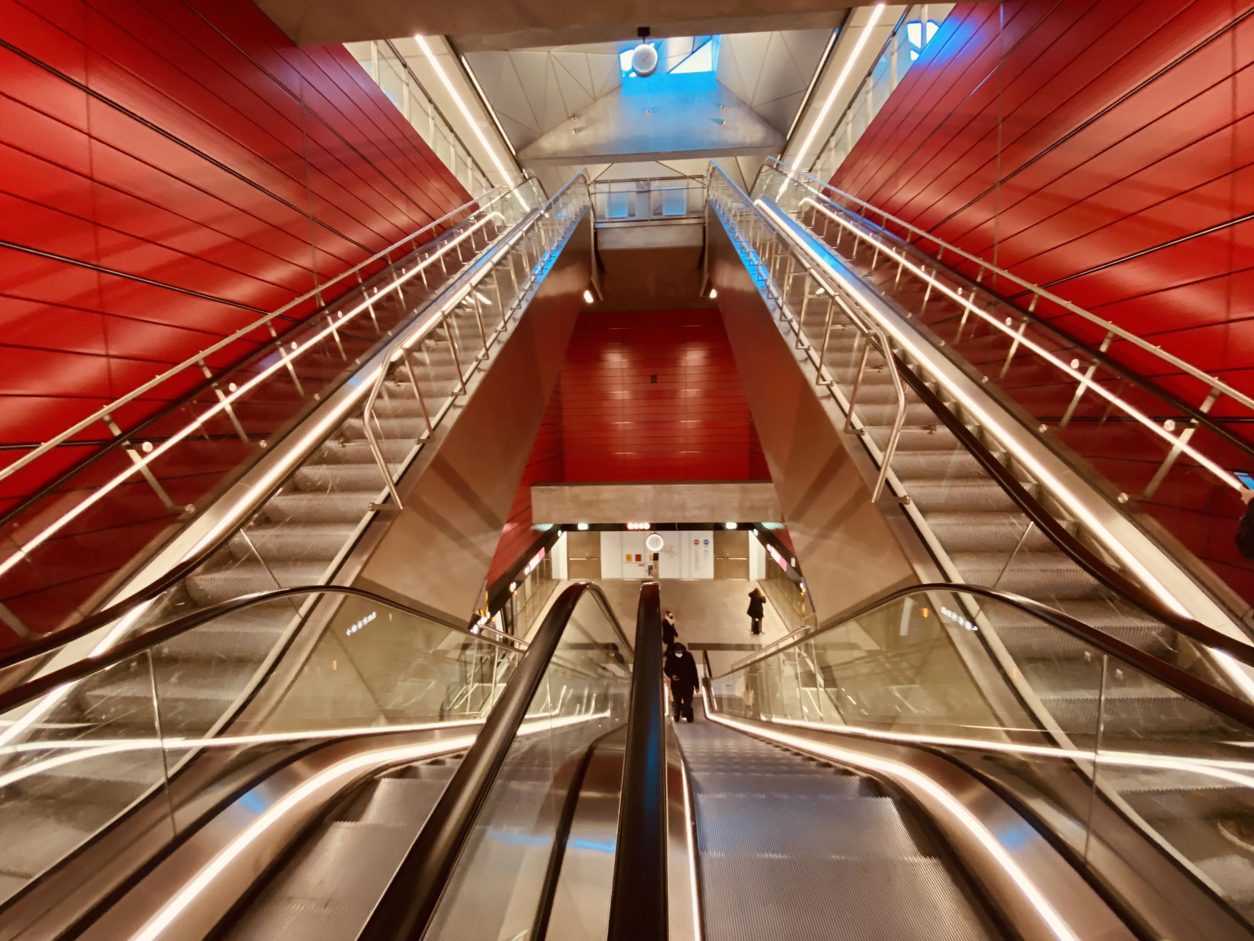 Billede af København H Metrostation, som har en varm og dyb rød farve, der signalerer trafik, transport og transit. Billede af København H Metrostation, som har en varm og dyb rød farve, der signalerer trafik, transport og transit.