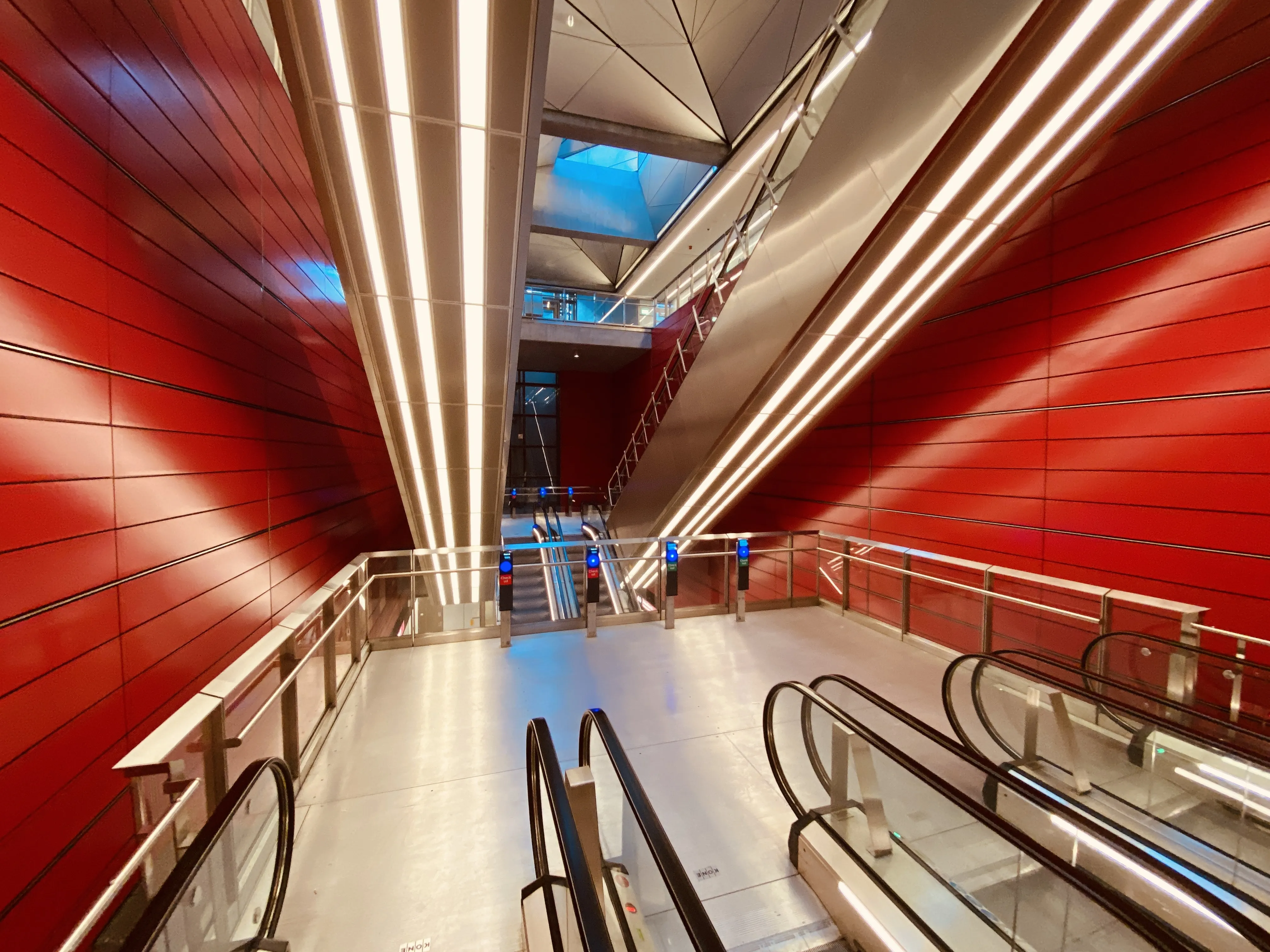 Billede af København H Metrostation, som har en varm og dyb rød farve, der signalerer trafik, transport og transit. Billede af København H Metrostation, som har en varm og dyb rød farve, der signalerer trafik, transport og transit.