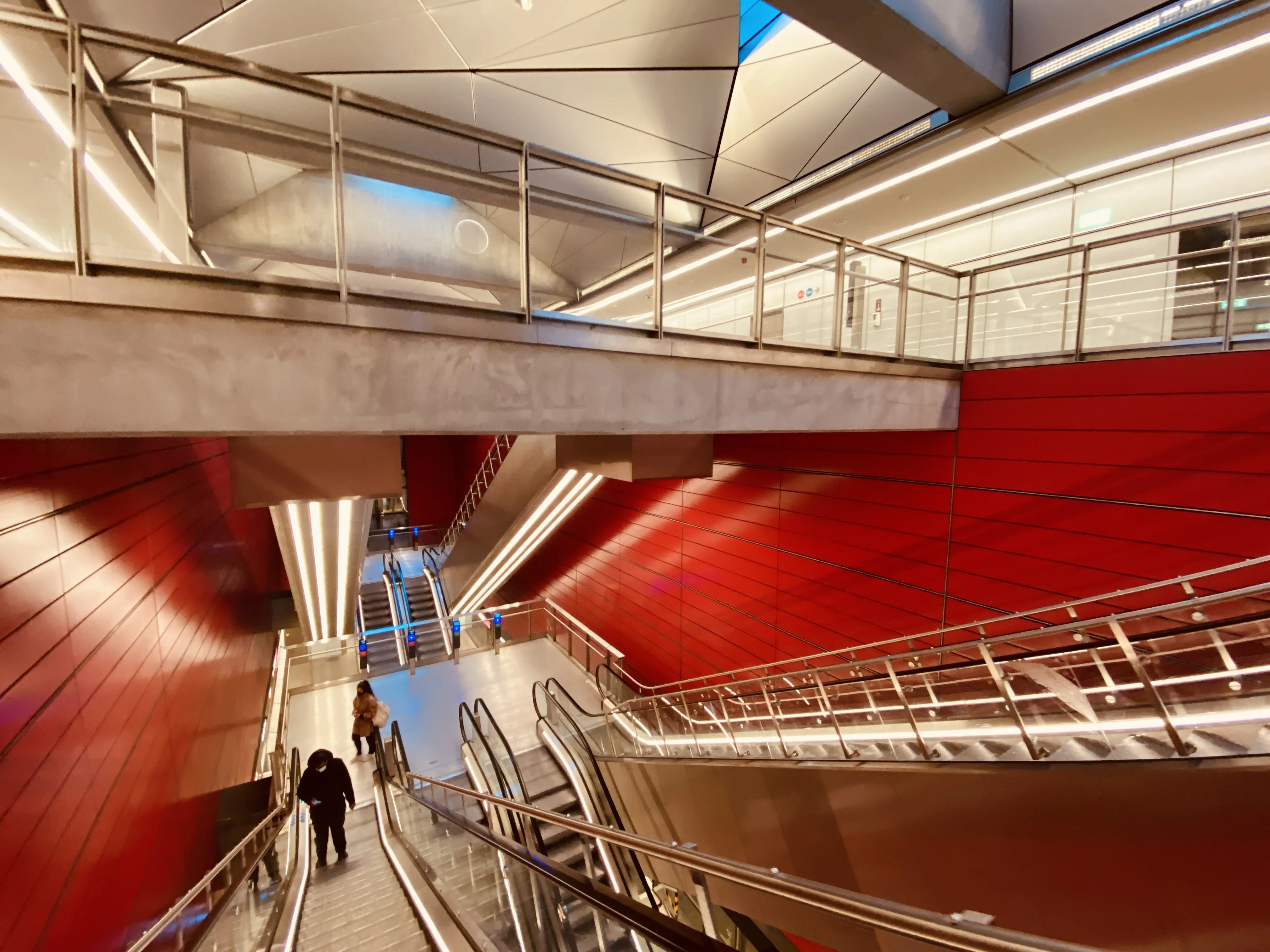 Billede af København H Metrostation, som har en varm og dyb rød farve, der signalerer trafik, transport og transit. Billede af København H Metrostation, som har en varm og dyb rød farve, der signalerer trafik, transport og transit.