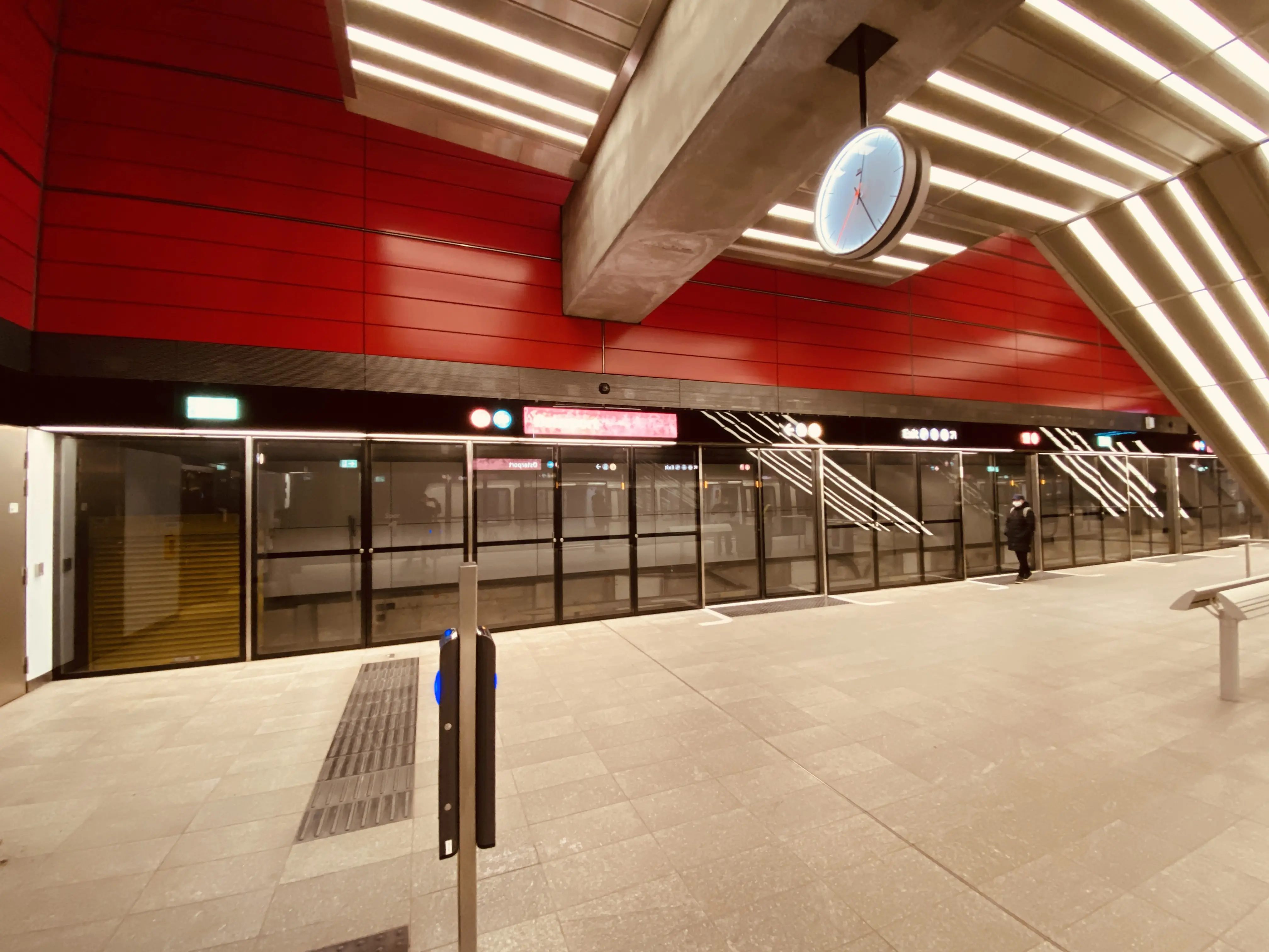 Billede af Østerport Metrostation, som har en varm og dyb rød farve, der signalerer trafik, transport og transit. Billede af Østerport Metrostation, som har en varm og dyb rød farve, der signalerer trafik, transport og transit.