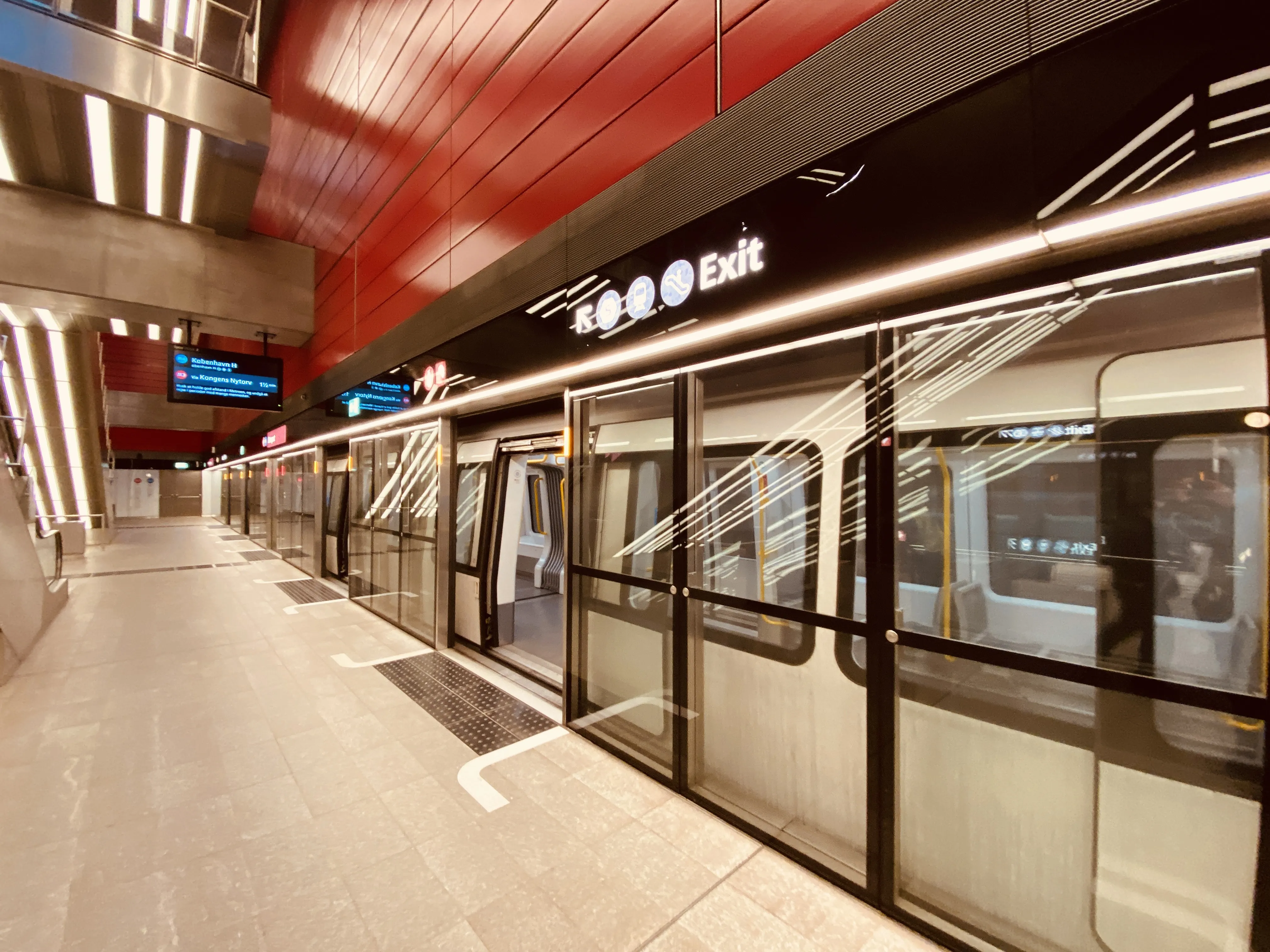 Billede af Østerport Metrostation, som har en varm og dyb rød farve, der signalerer trafik, transport og transit. Billede af Østerport Metrostation, som har en varm og dyb rød farve, der signalerer trafik, transport og transit.